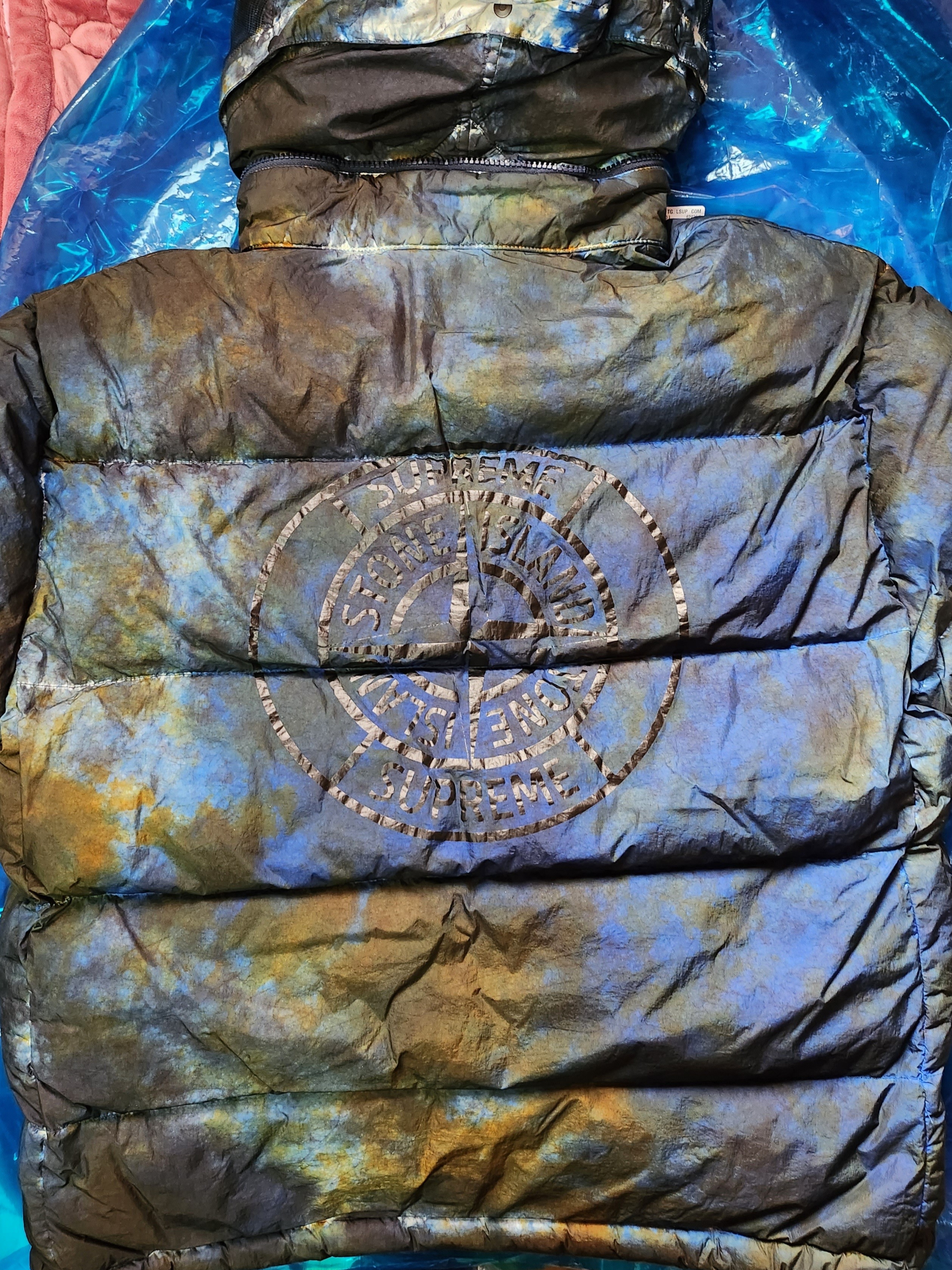Supreme x Stone Island Painted Camo Crinkle Down Jacket Dark Teal - 20FW 착용 스타일 - 1