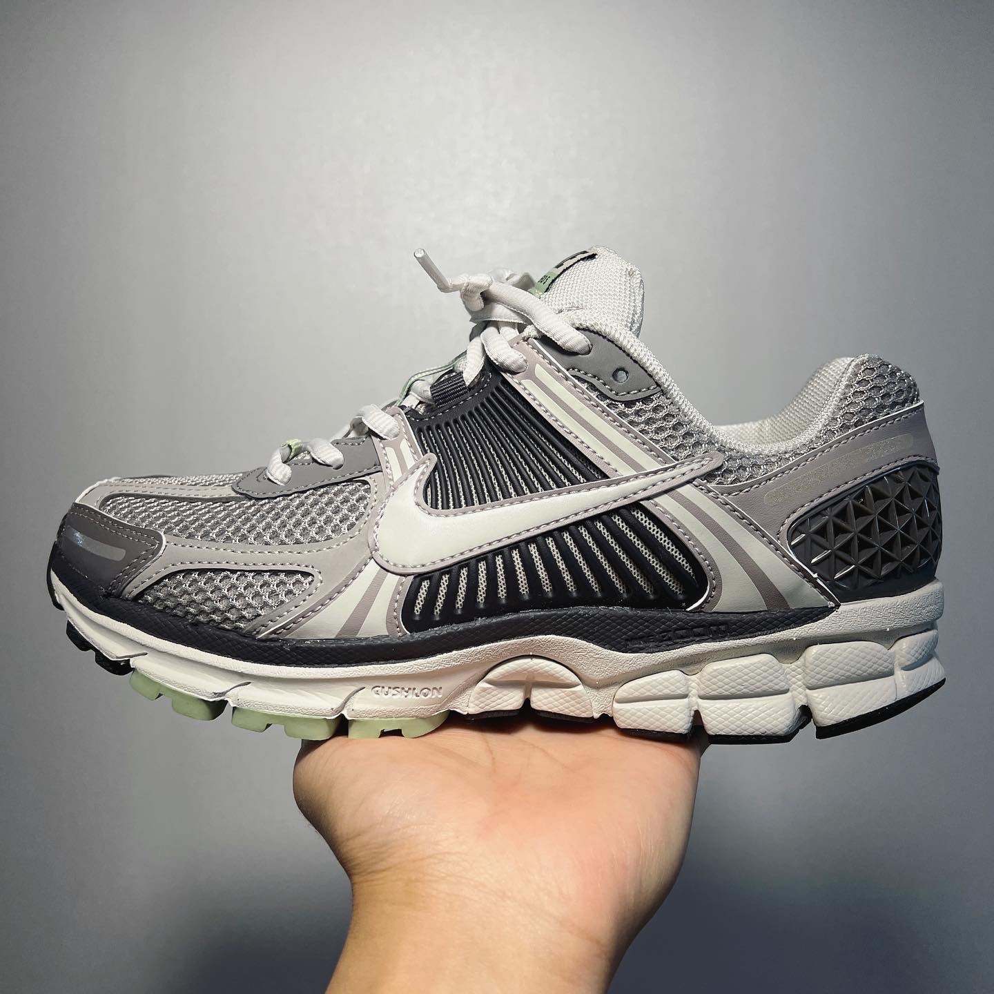 (W) Nike Zoom Vomero 5 Cobblestone and Flat Pewter 착용 스타일 - 2