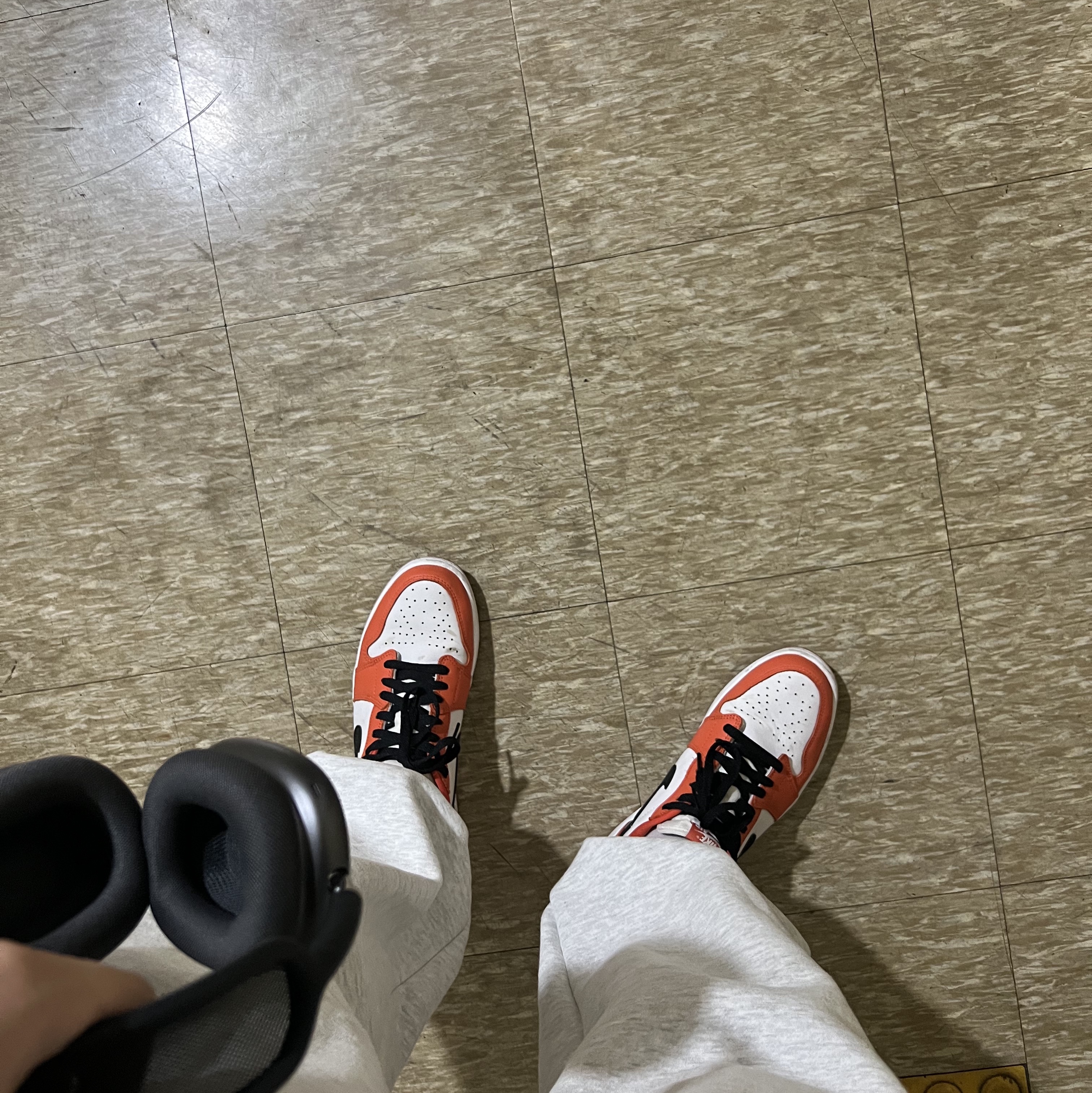 Apple AirPods Max Lightning Space Gray (Korean Ver.), Jordan 1 Low OG Starfish 착용 스타일