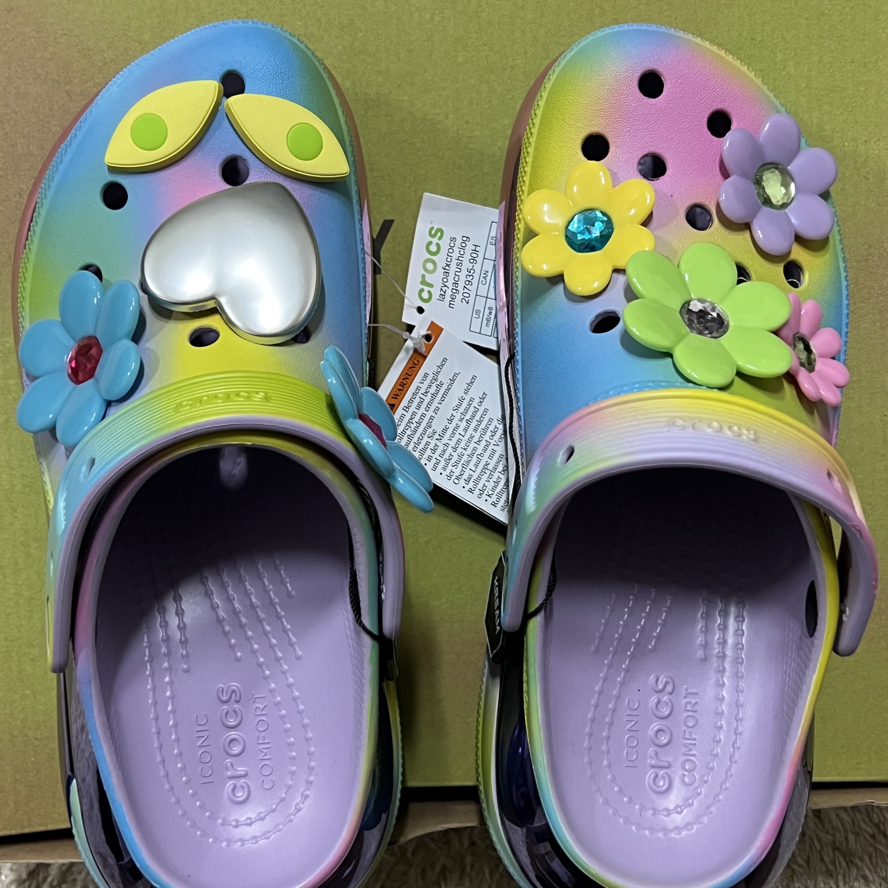 Crocs x Lazy Oaf Mega Crush Clog Multi 착용 스타일 - 5