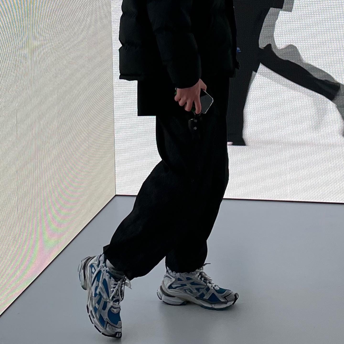 Balenciaga Runner Sneakers Blue White 착용 스타일