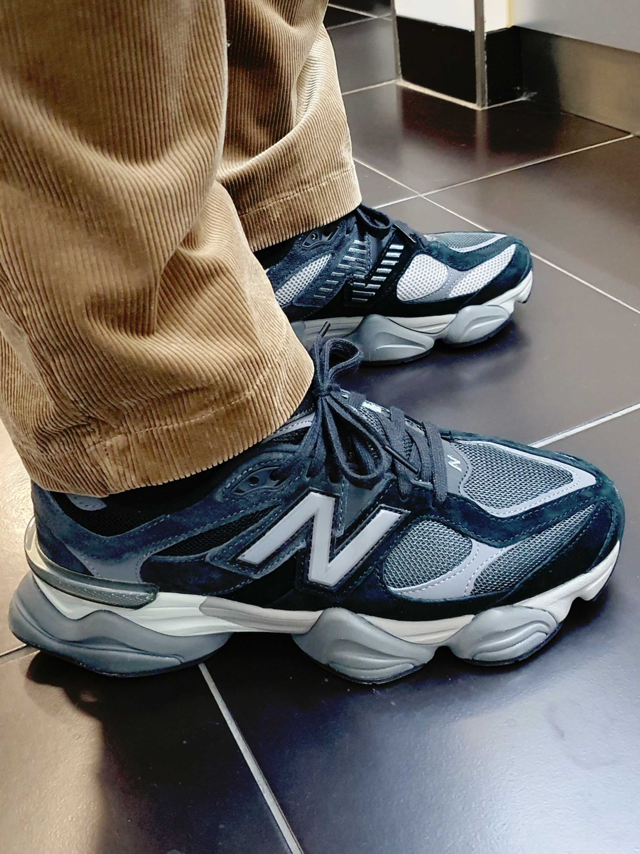 New Balance 9060 Black Castlerock 착용 스타일 - 1