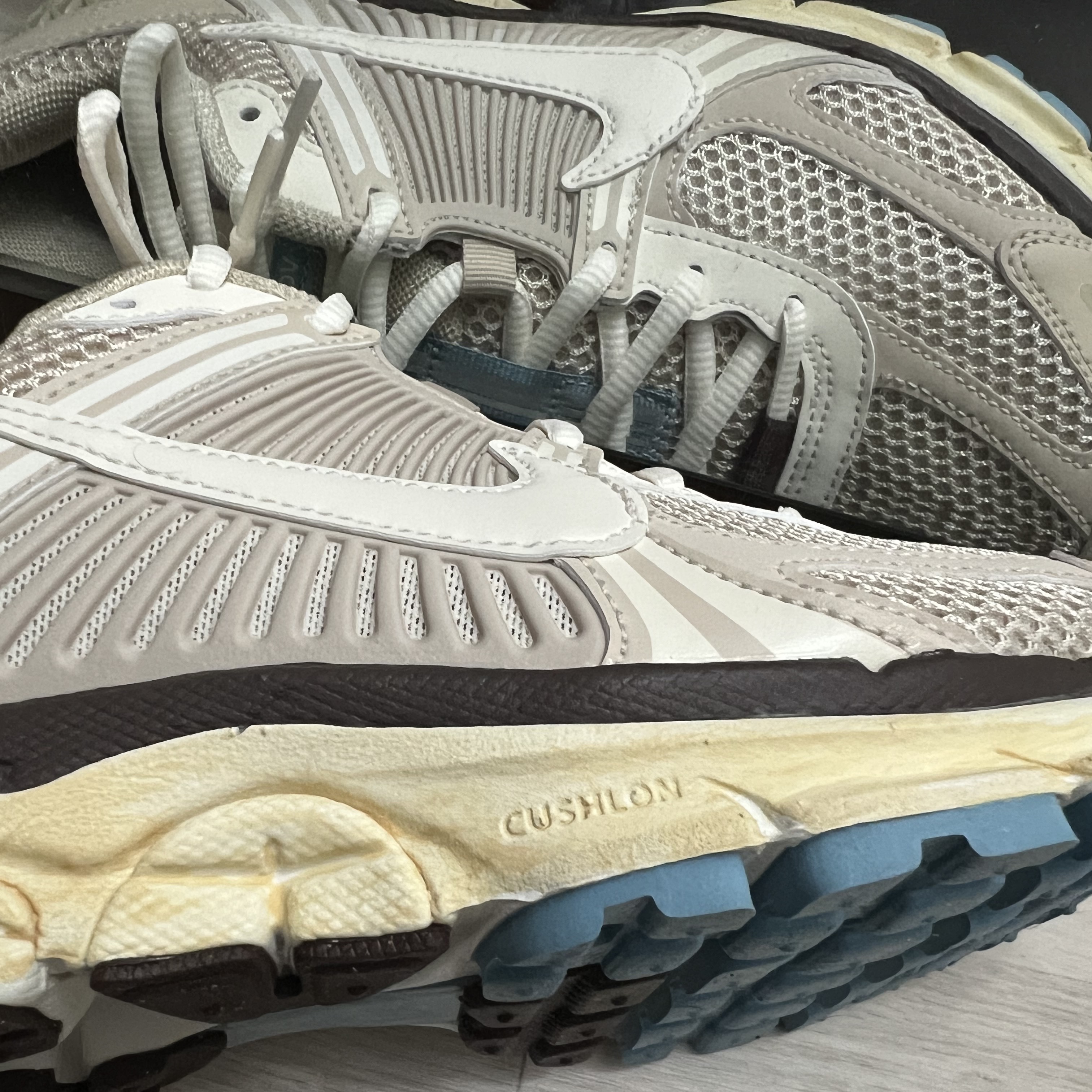 (W) Nike Zoom Vomero 5 Oatmeal 착용 스타일 - 5