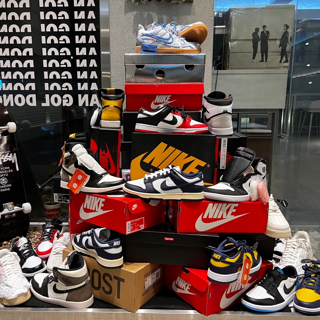 Nike x Off-White Air Rubber Dunk University Blue, Nike x NBA Dunk Low Retro EMB Black and Chile Red 착용 스타일
