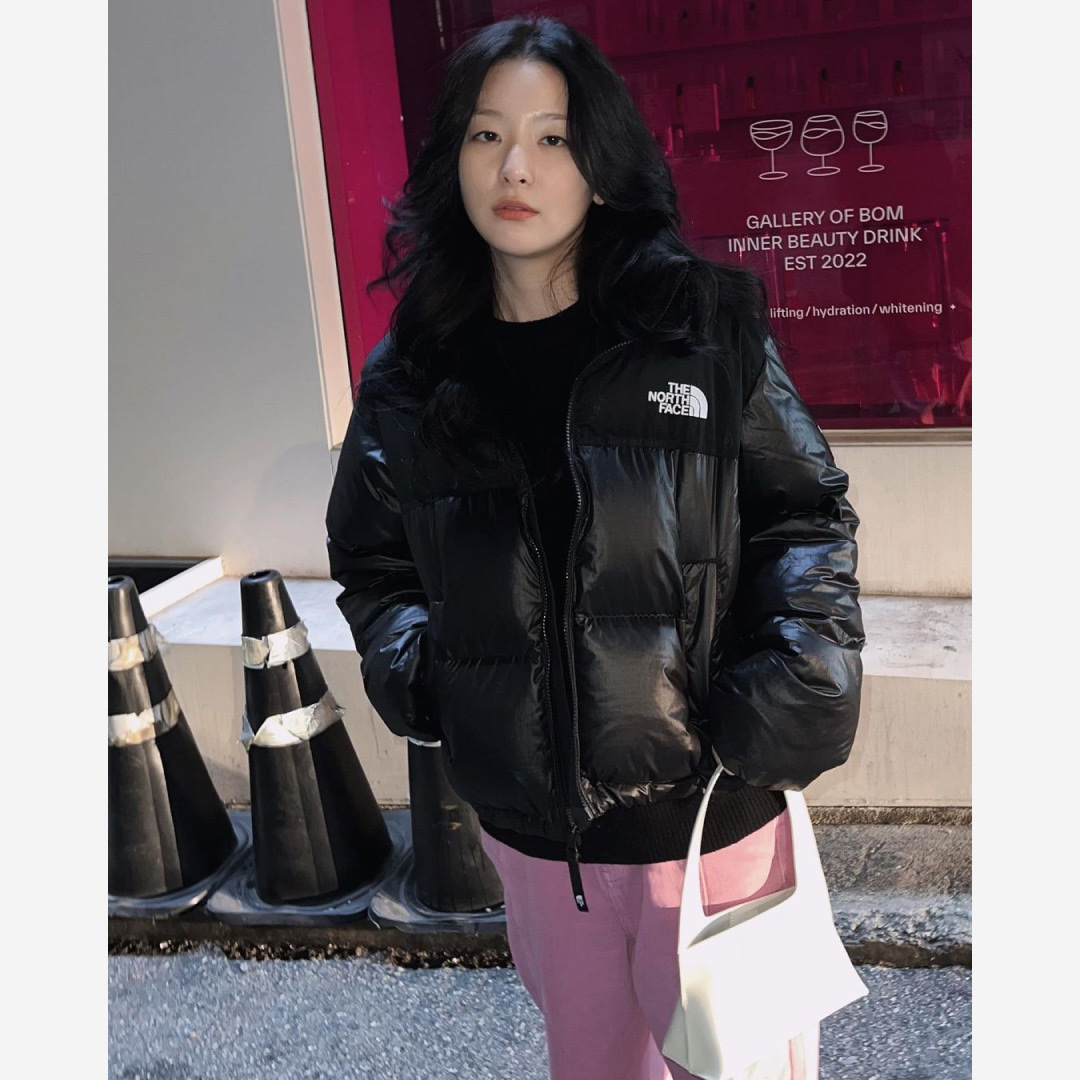(W) The North Face White Label Novelty Nuptse Down Jacket Black, (W) UGG Classic Ultra Mini Boots Black 착용 스타일 - 3