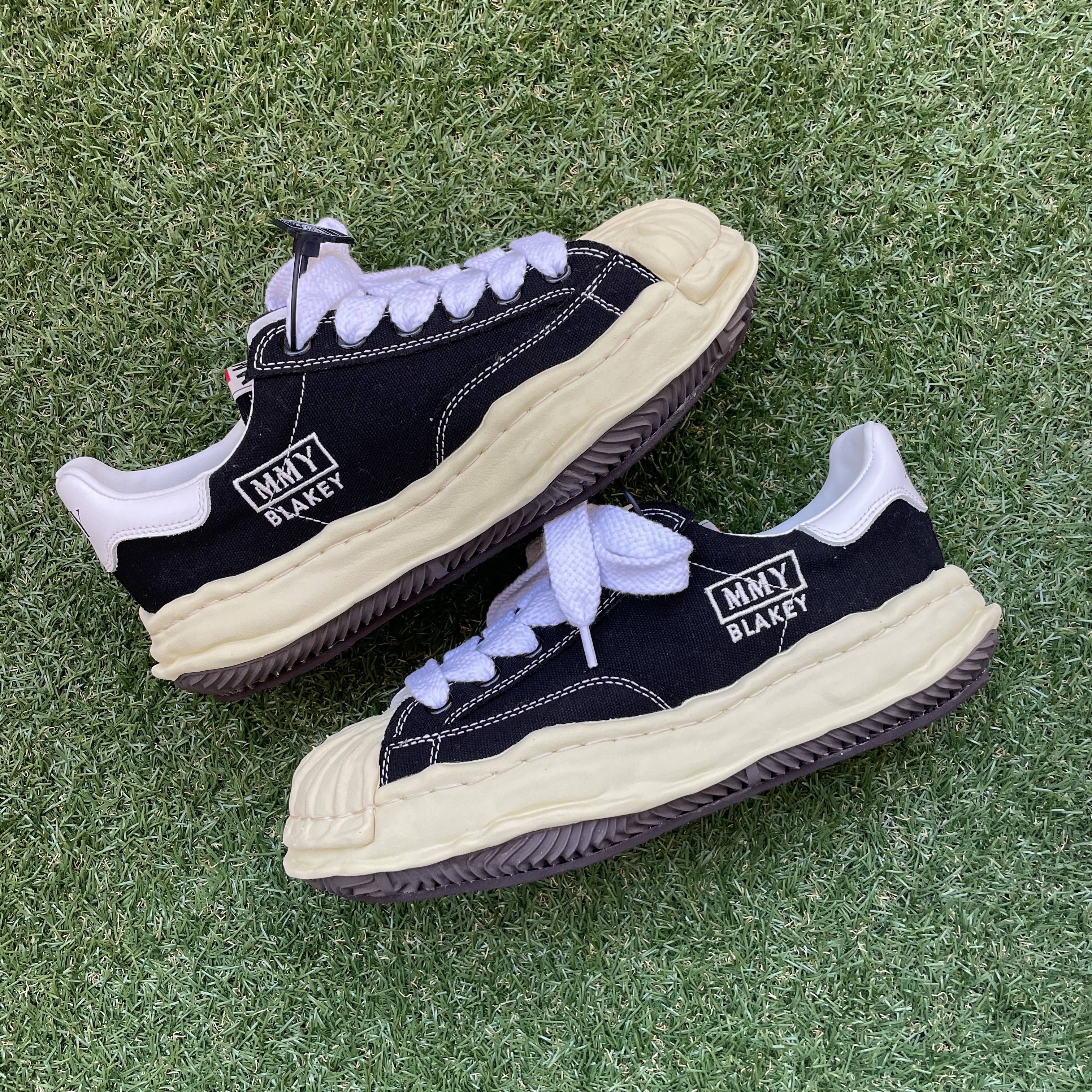 Maison Mihara Yasuhiro Blakey VL OG Sole Canvas Low-top Sneakers Black 착용 스타일 - 3