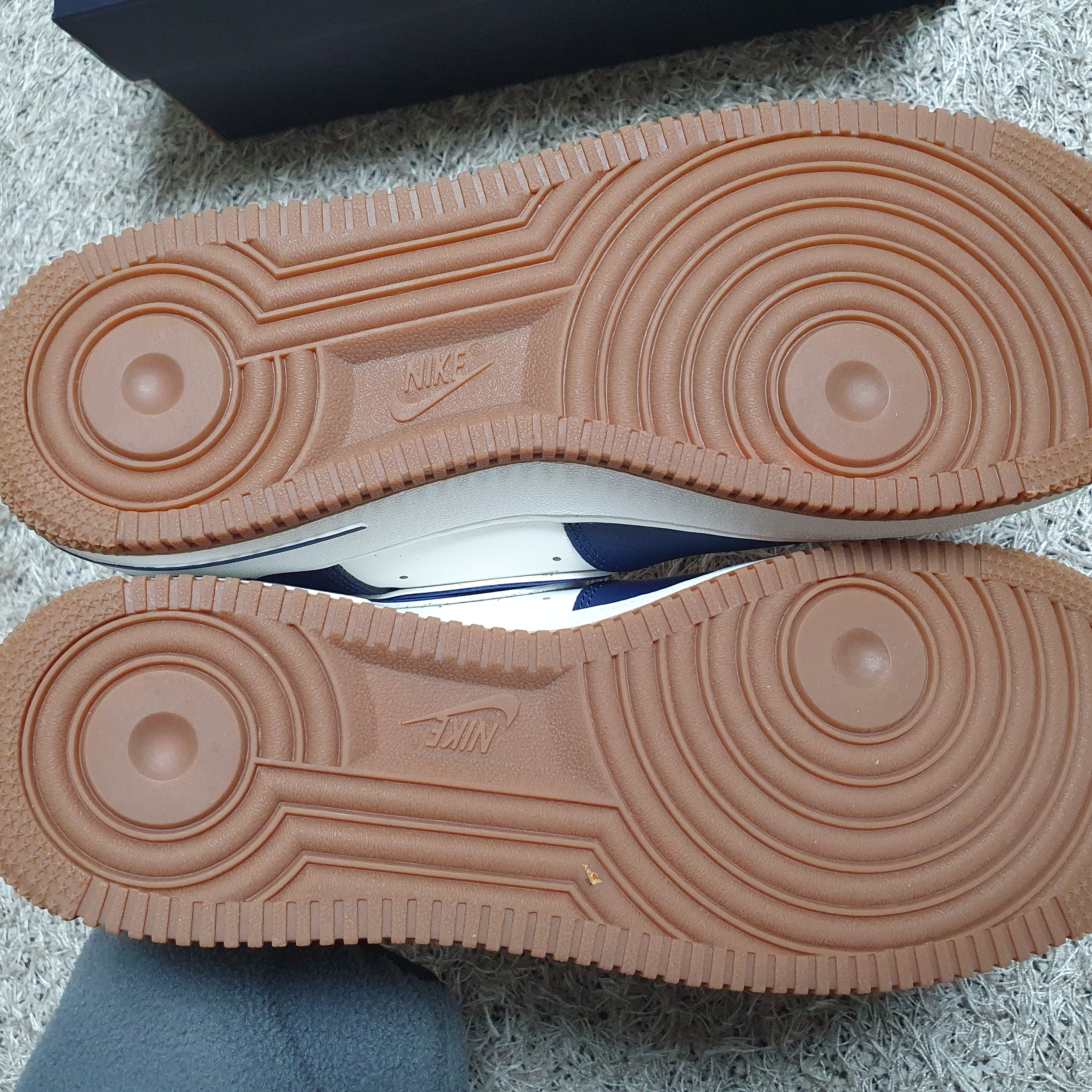 Nike Air Force 1 '07 LV8 Midnight Navy 착용 스타일 - 5
