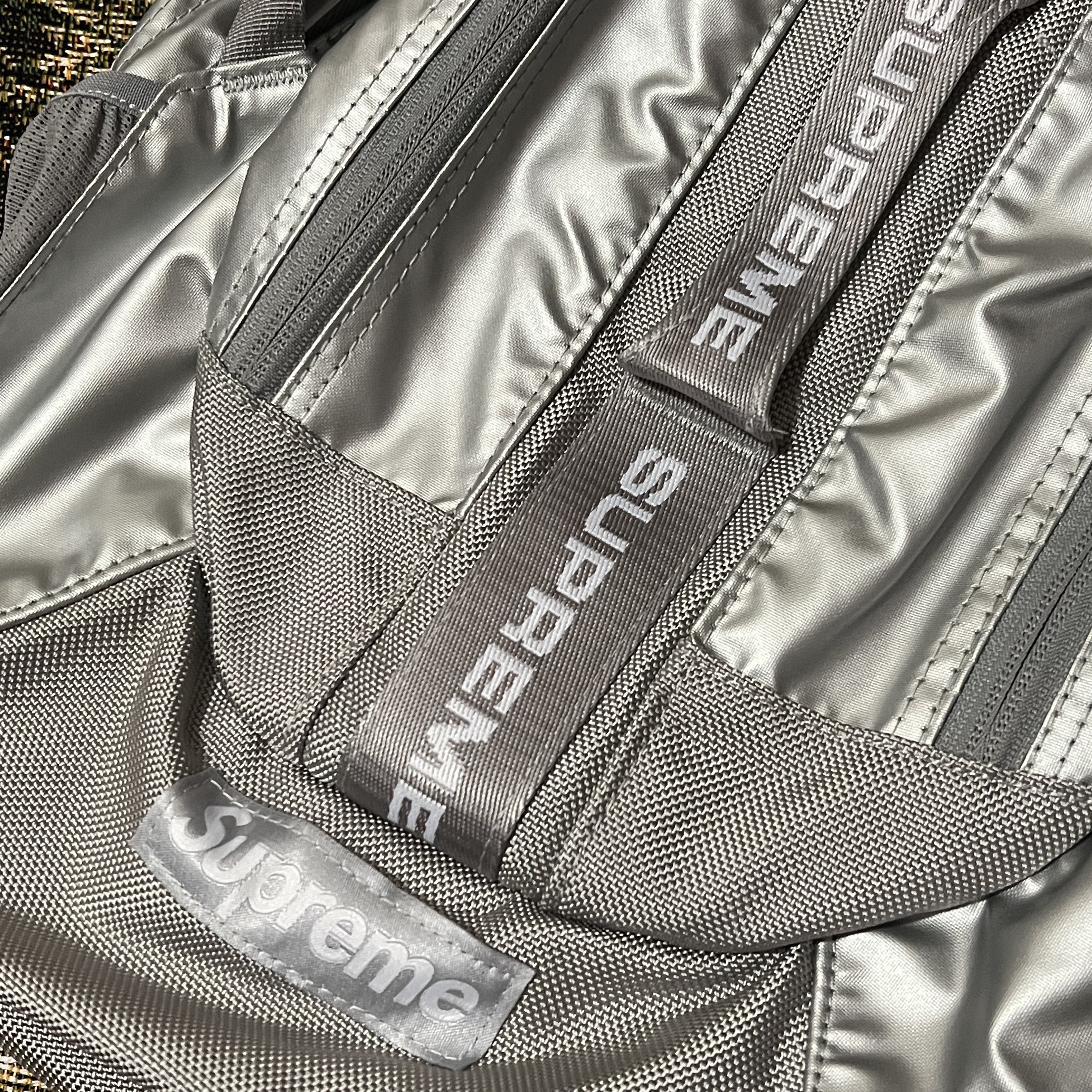 Supreme Backpack Silver - 22FW 착용 스타일 - 3