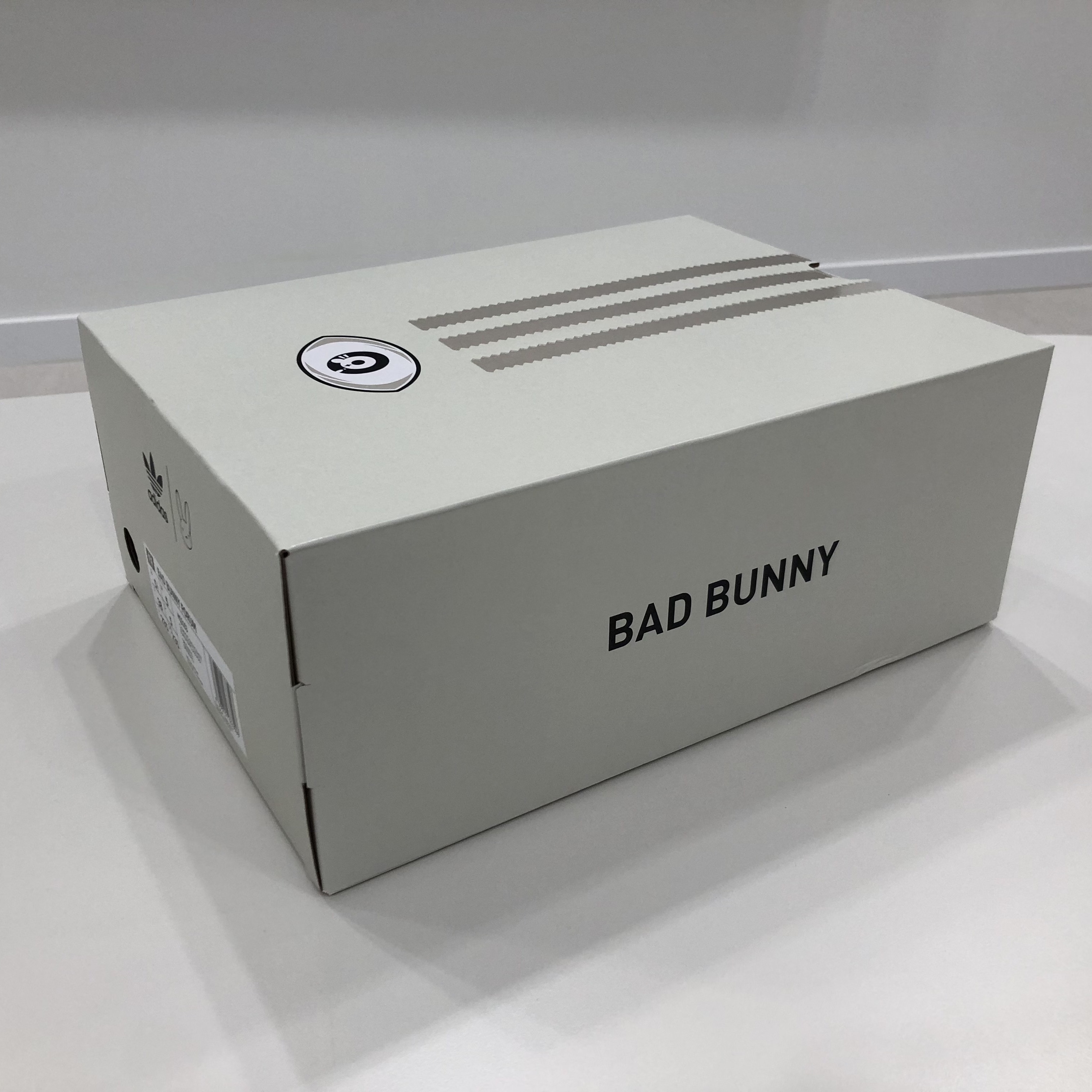 Adidas x Bad Bunny Forum Low Cloud White Clear Onix 착용 스타일 - 3