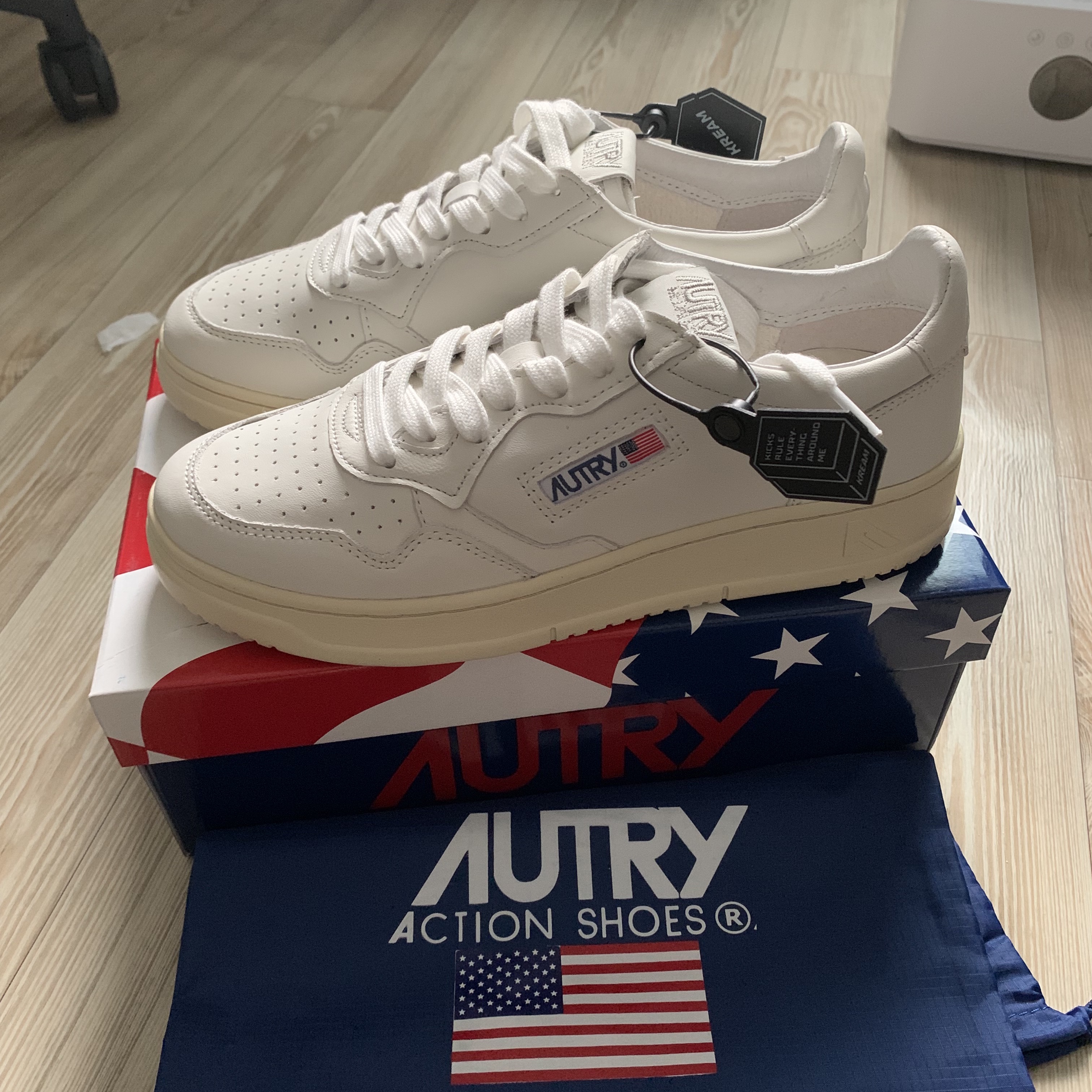 Autry Medalist Low Goatskin Sneakers White 착용 스타일 - 4