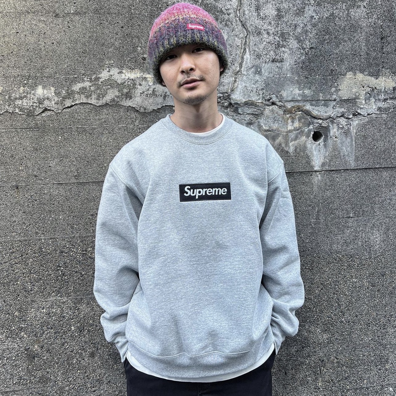Supreme Box Logo Crewneck Heather Grey - 22FW, Supreme Box Logo Crewneck Black - 22FW 착용 스타일 - 5