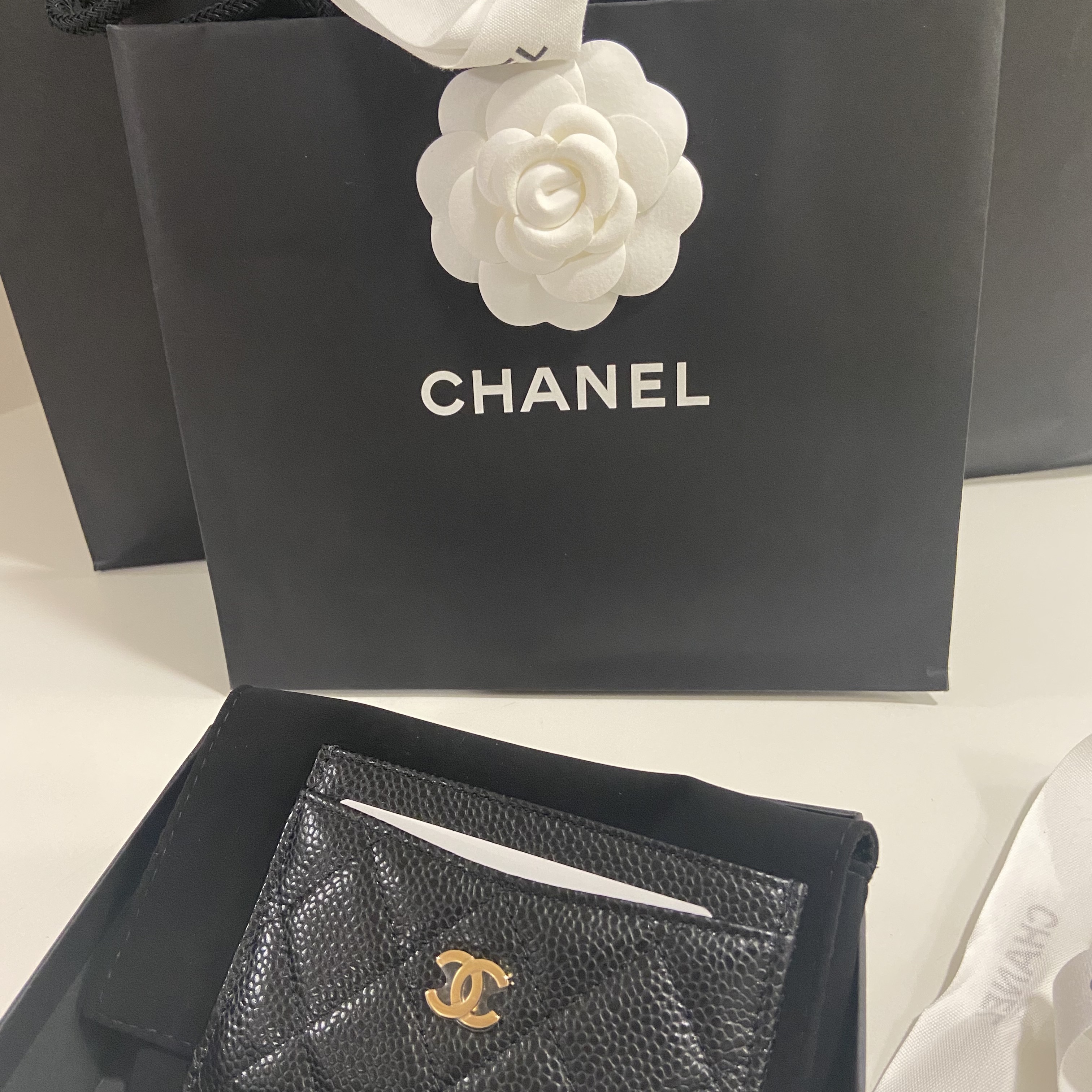 Chanel Classic Card Holder Grained Calfskin & Gold Black 착용 스타일 - 1