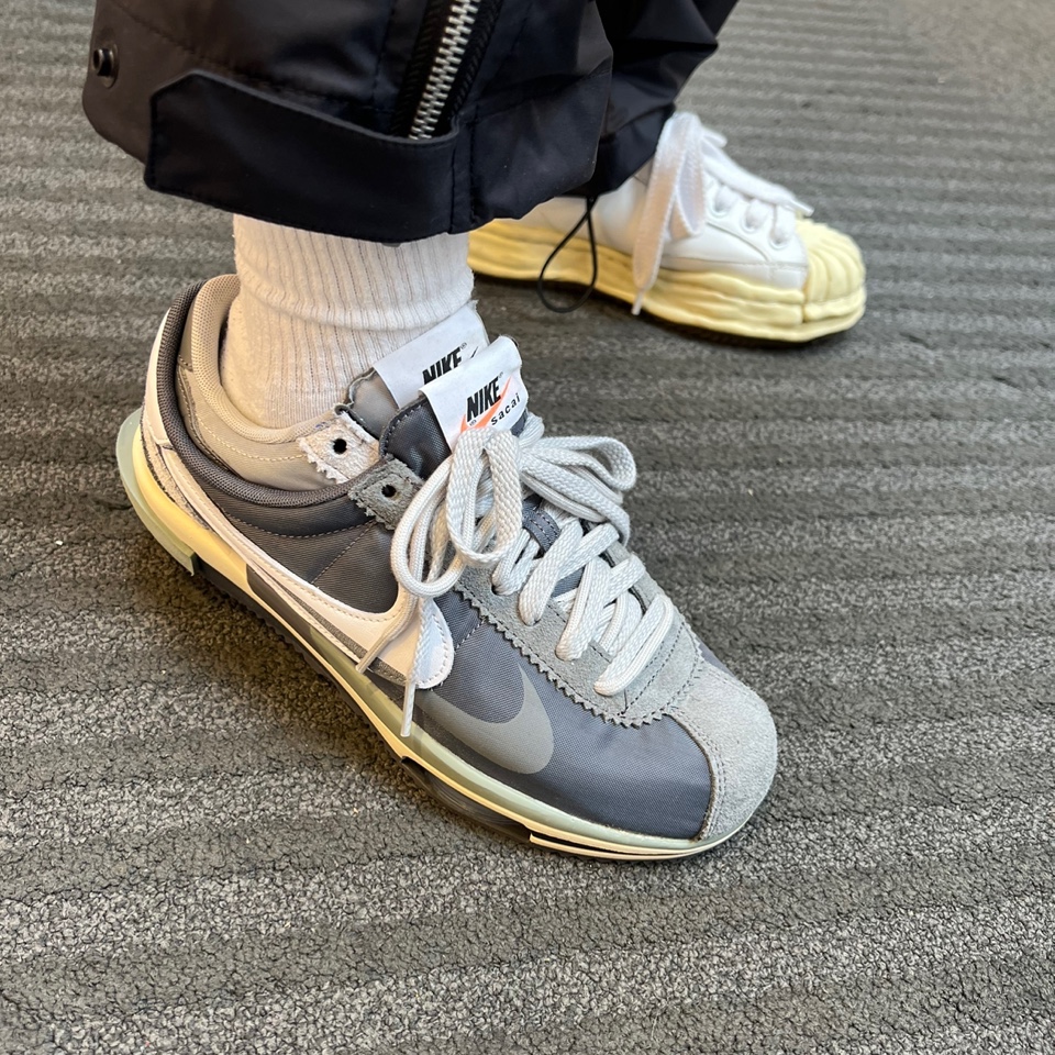Nike x Sacai Zoom Cortez SP Iron Grey 착용 스타일 - 3