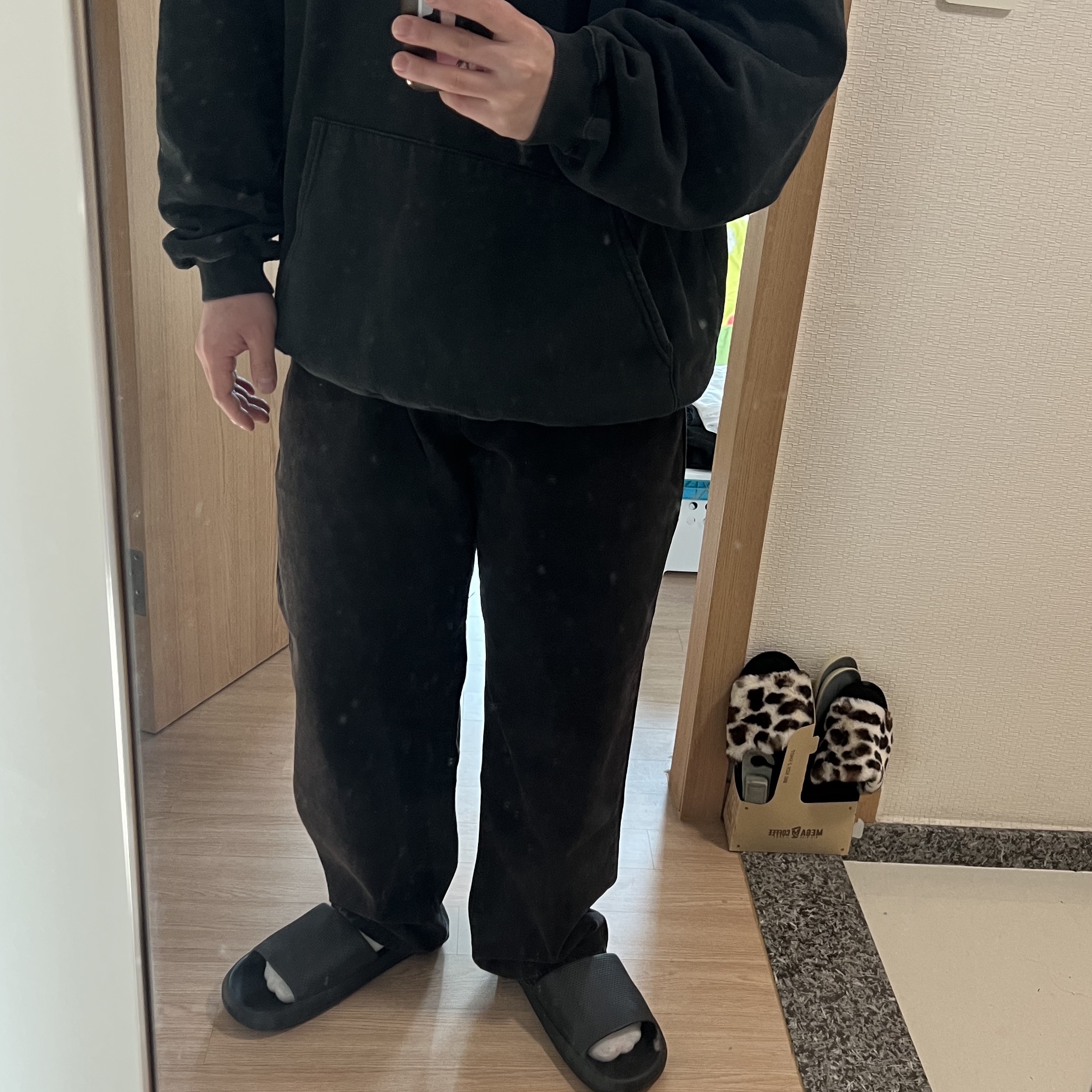 Stussy Washed Canvas Big OL' Jean Black 착용 스타일 - 3
