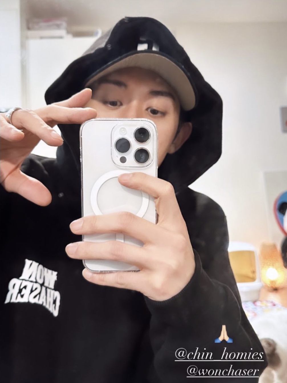 [KREAM 단독] Won Chaser Chaser Hoodie Black 착용 스타일