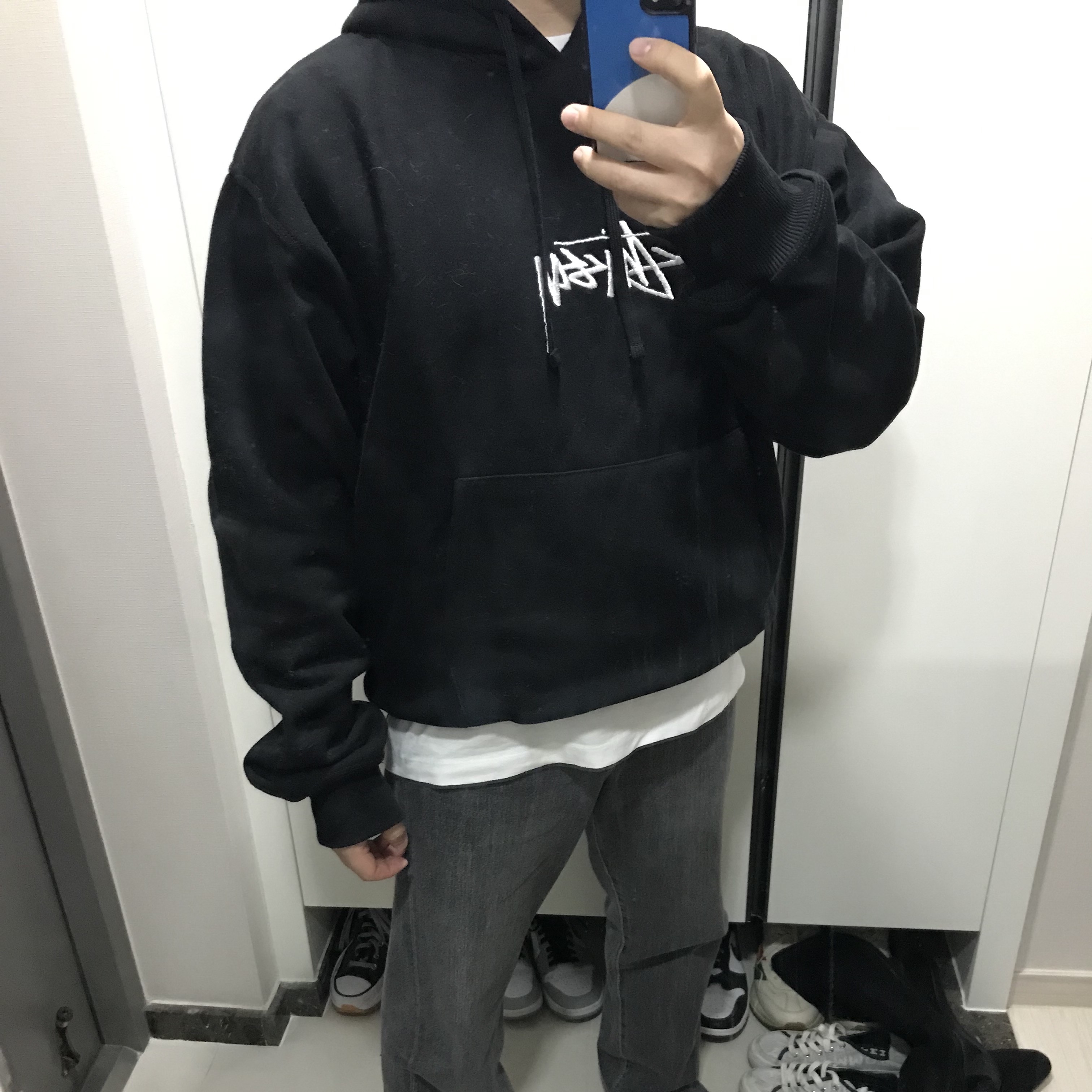 Stussy Stock Logo Applique Hoodie Black 착용 스타일
