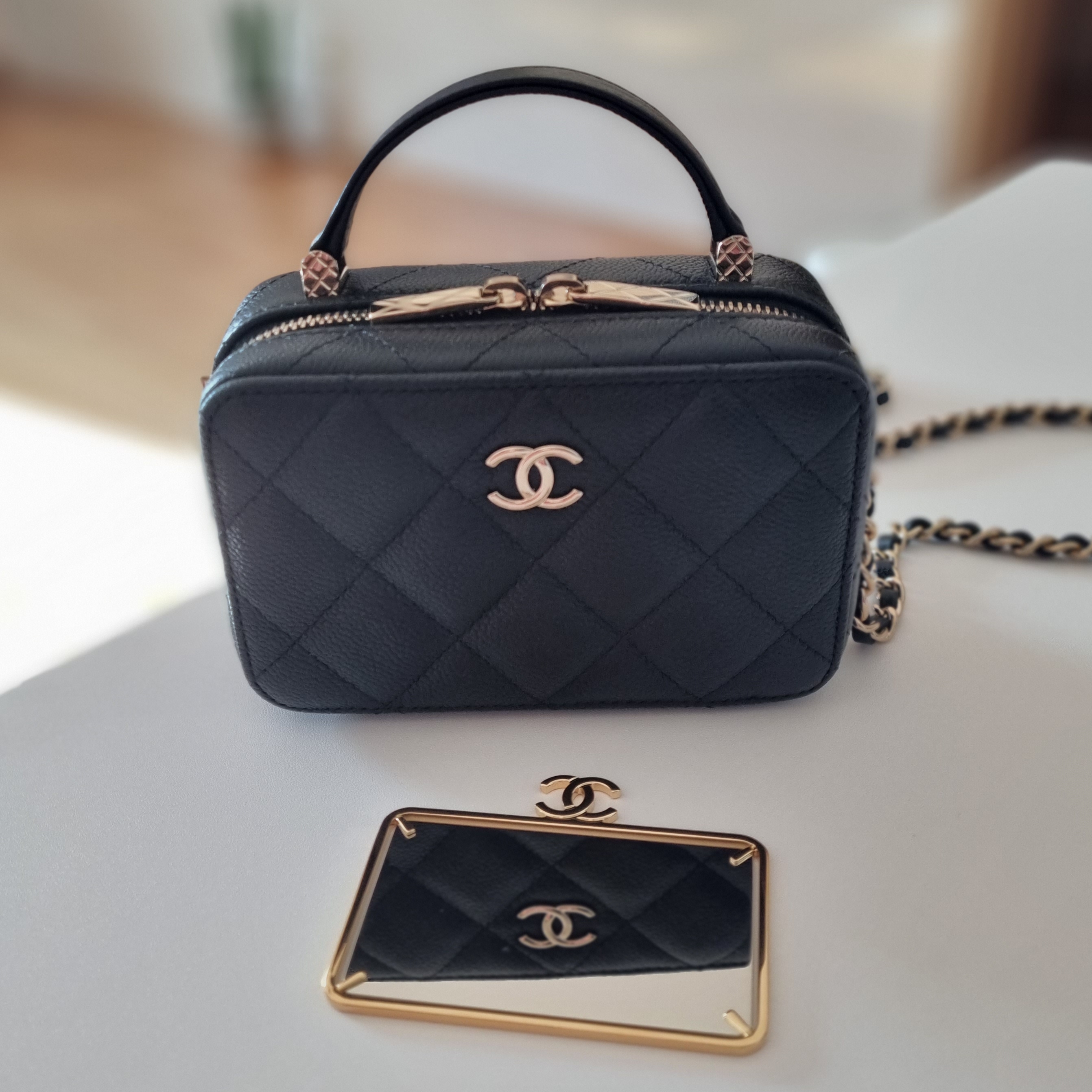 Chanel Vanity With Chain Grained Shiny Calfskin & Gold Black 착용 스타일