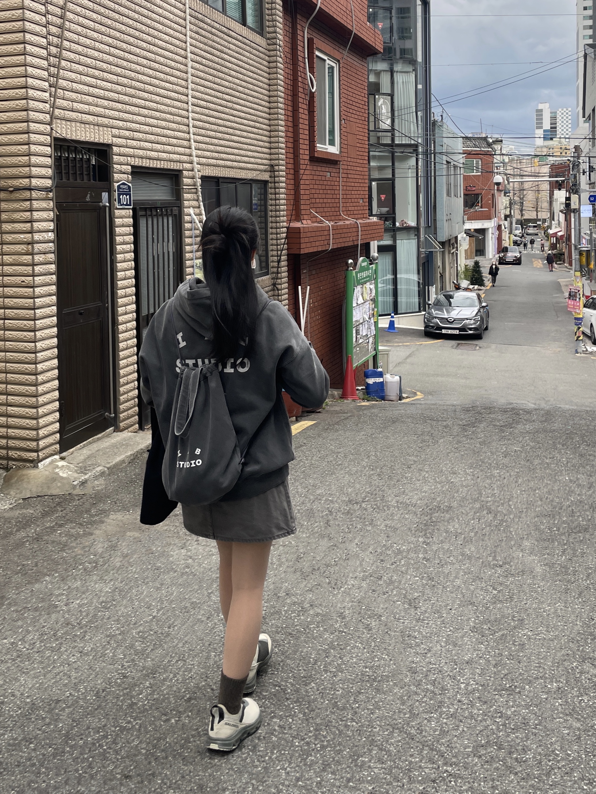 Salomon RX Snug Moss Gray, IAB Studio Pigment Hoodie & Sack Black 착용 스타일 - 2