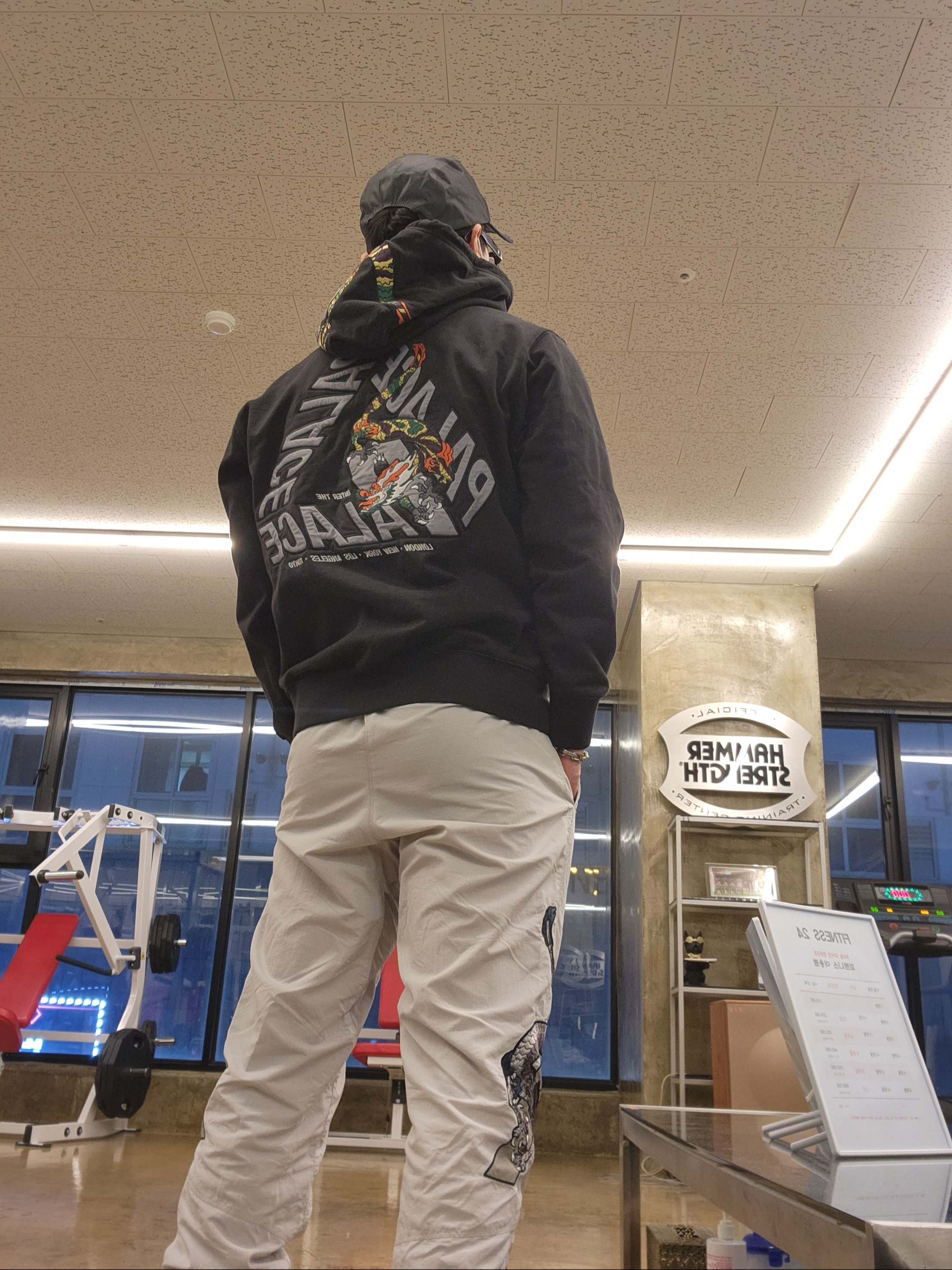 Palace Dragon P-3 Hood Black - 22FW, Palace Enter The Dragon Joggers Light Grey - 20FW 착용 스타일 - 2