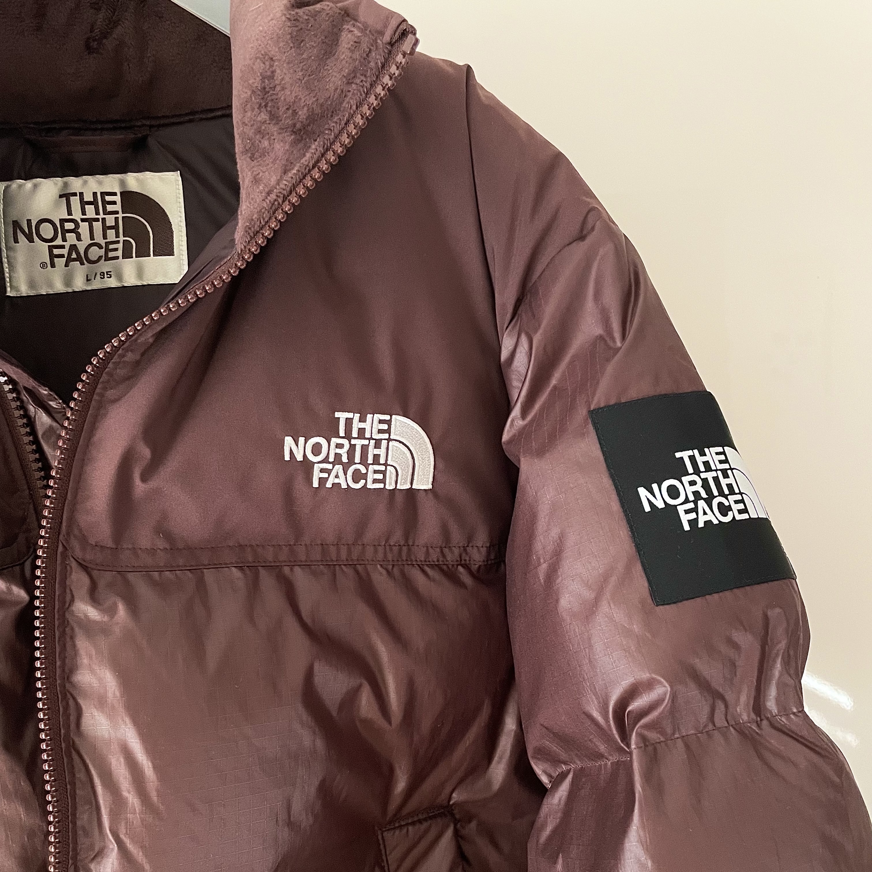 (W) The North Face White Label Novelty Nuptse Down Jacket Cocoa Brown 착용 스타일