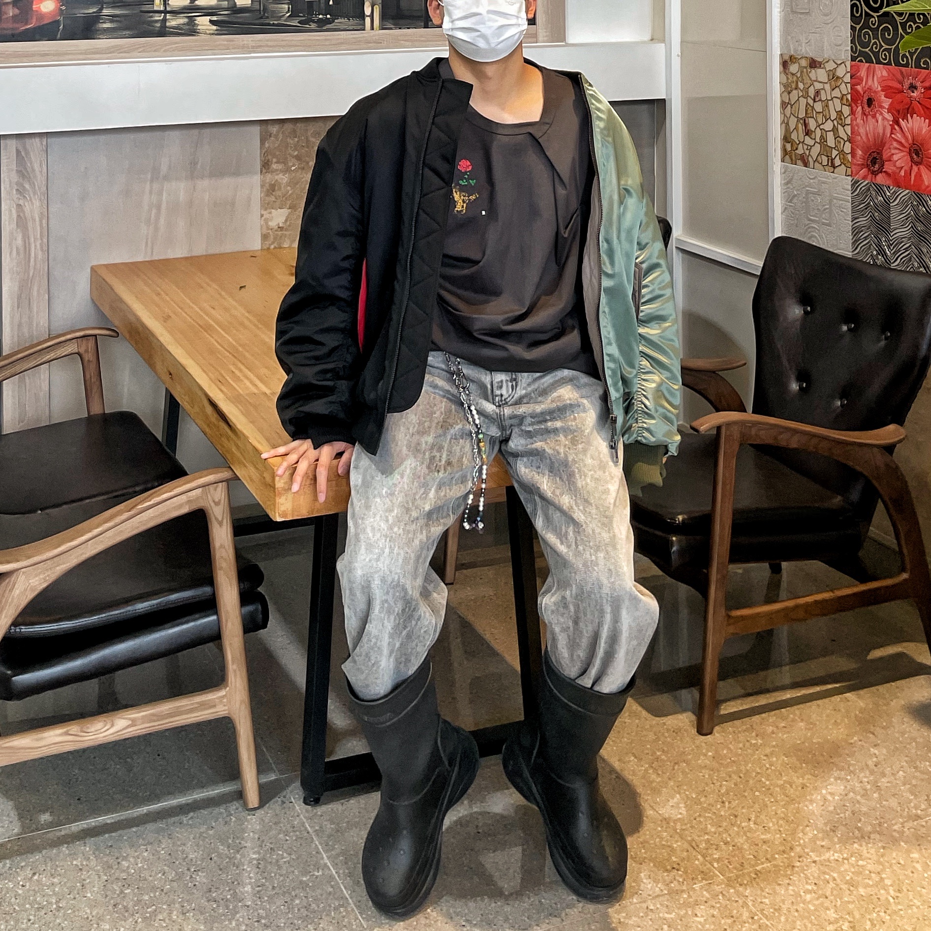 Balenciaga x Crocs Rubber Boot Black 착용 스타일 - 1