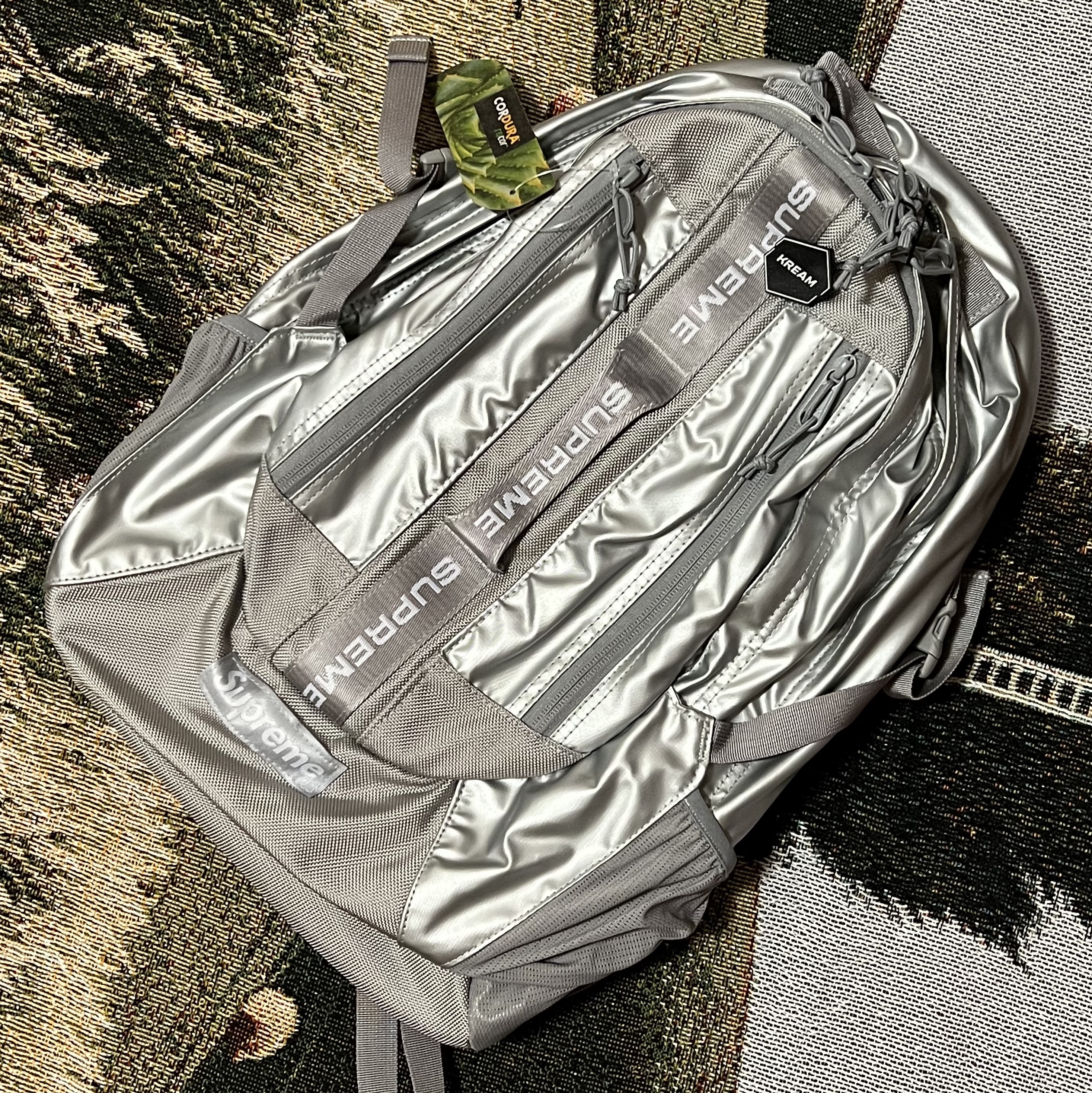 Supreme Backpack Silver - 22FW 착용 스타일 - 1
