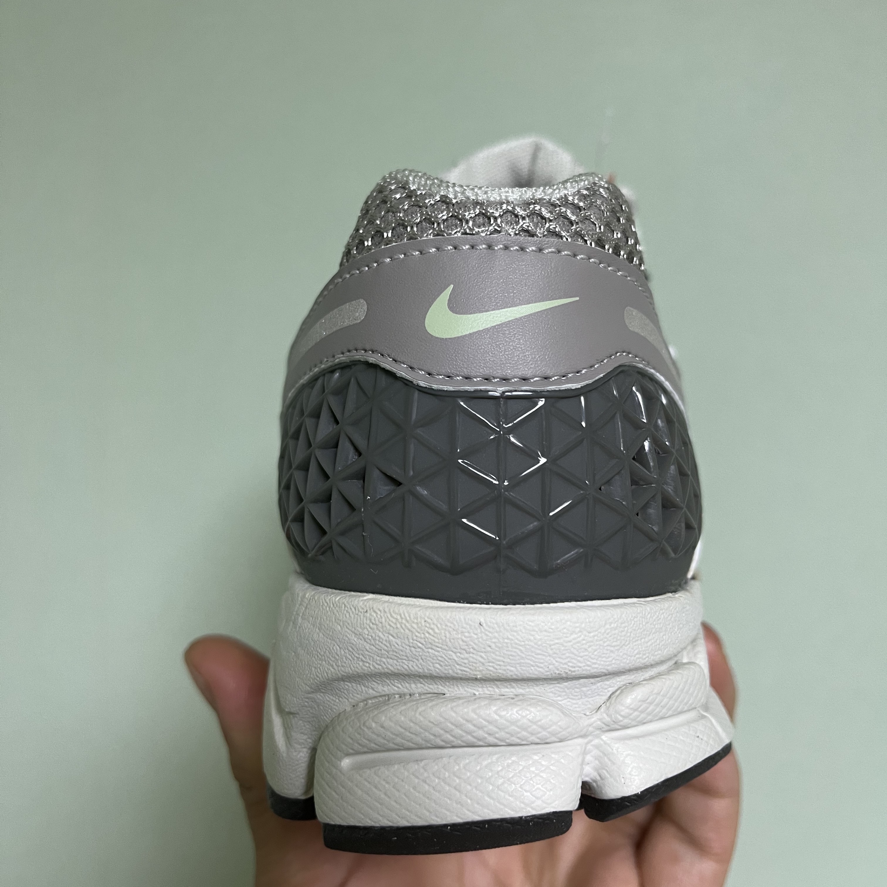 (W) Nike Zoom Vomero 5 Cobblestone and Flat Pewter 착용 스타일 - 3