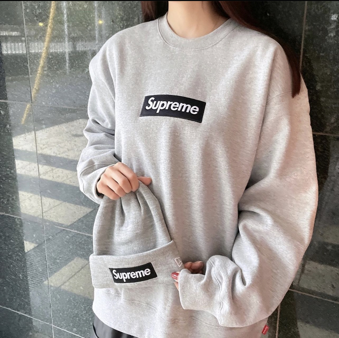 Supreme Box Logo Crewneck Heather Grey - 22FW, Supreme Box Logo Crewneck Black - 22FW 착용 스타일 - 1