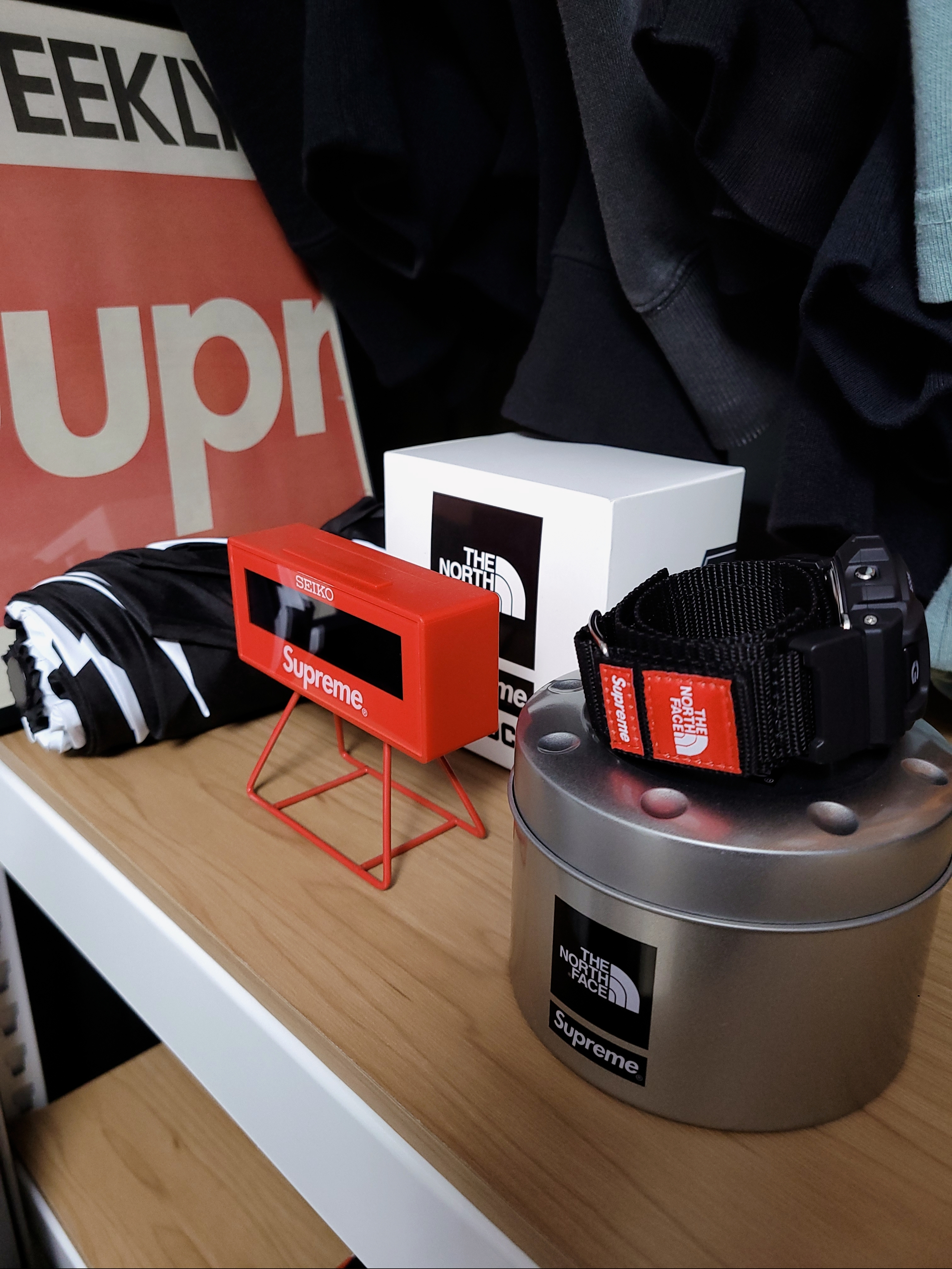Supreme x Seiko Marathon Clock - 21SS, Stussy Big Logo Umbrella Black 착용 스타일 - 1