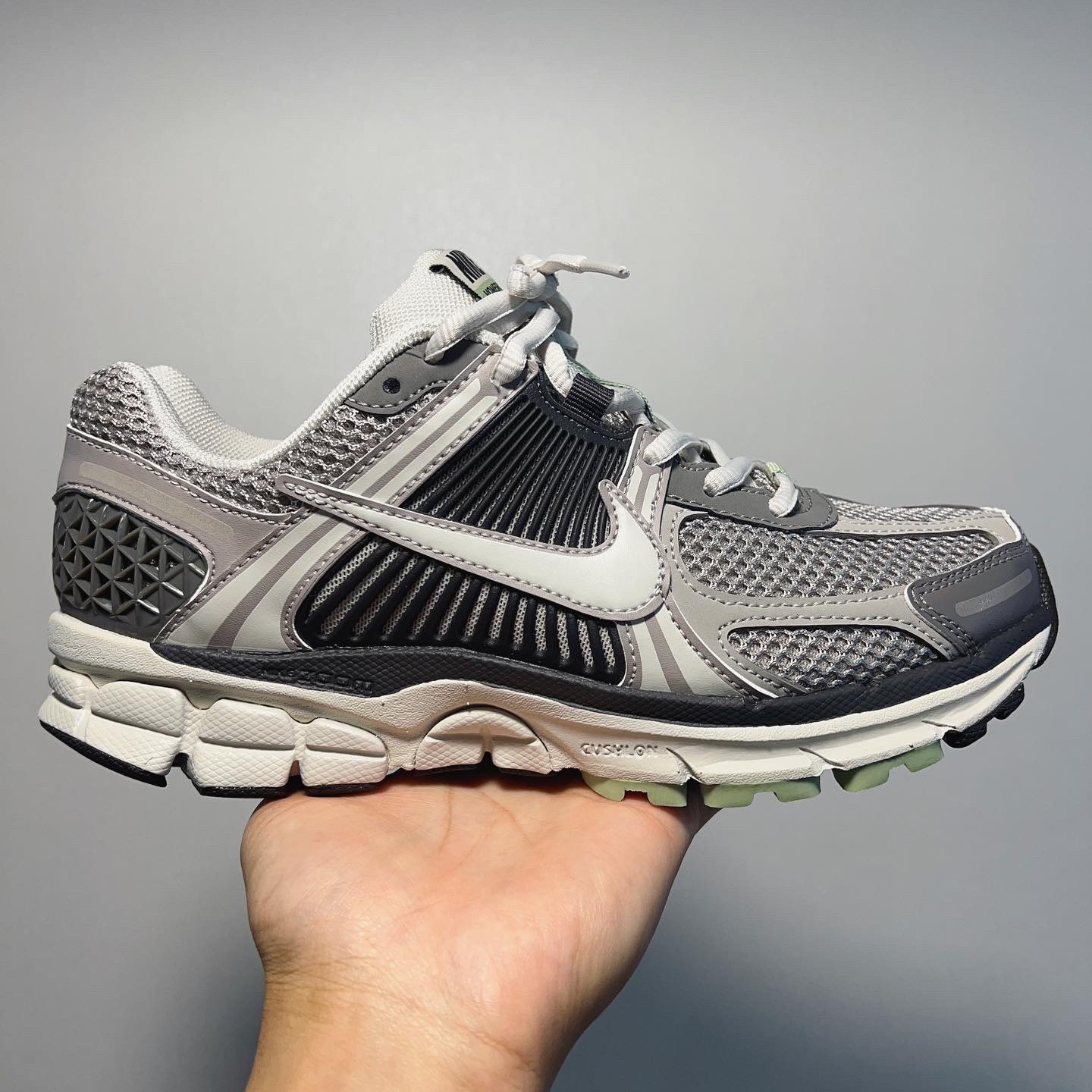 (W) Nike Zoom Vomero 5 Cobblestone and Flat Pewter 착용 스타일 - 1
