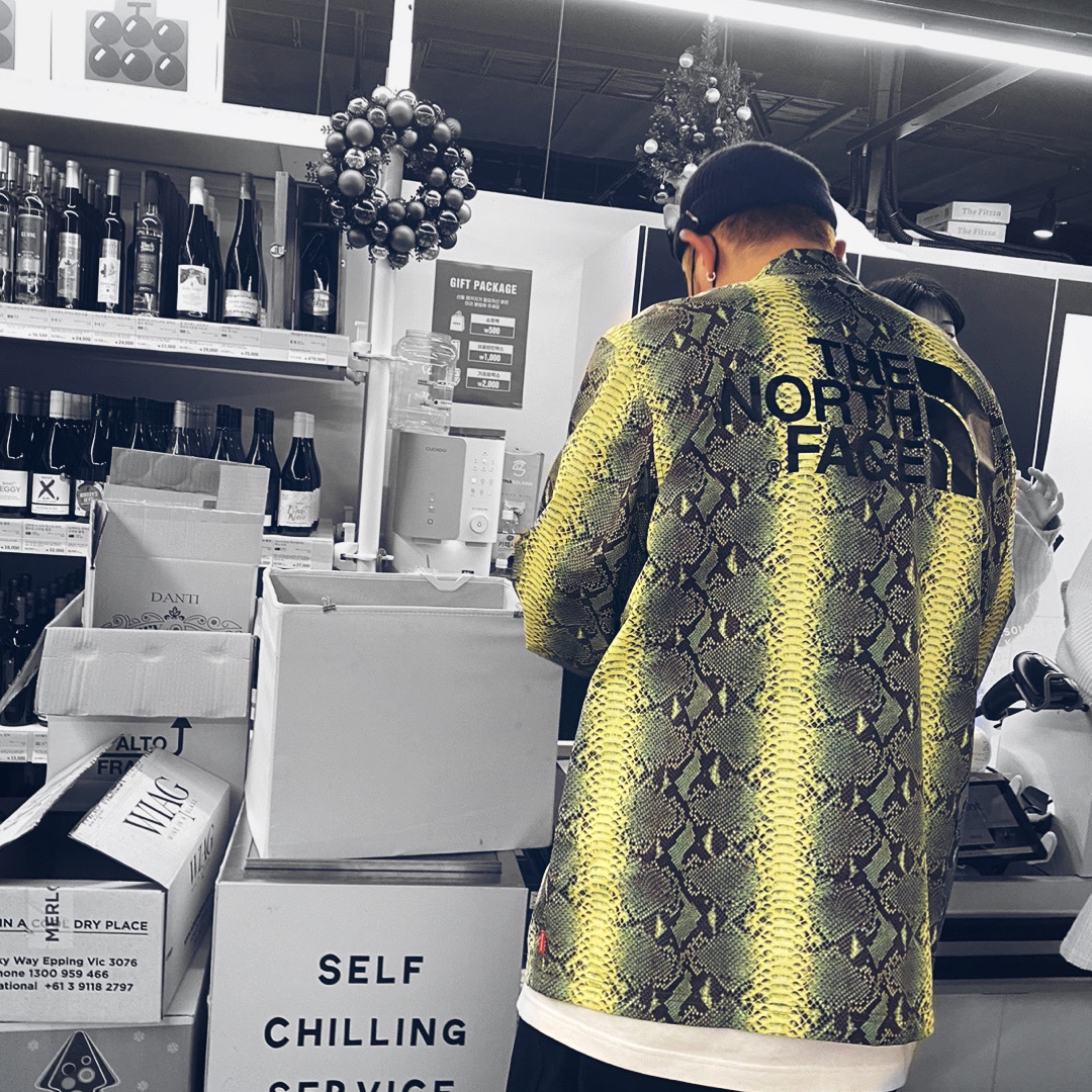 Supreme x The North Face Snakeskin Taped Seam Coaches Jacket Green - 18SS, New Balance 1906R White Gold 착용 스타일 - 2