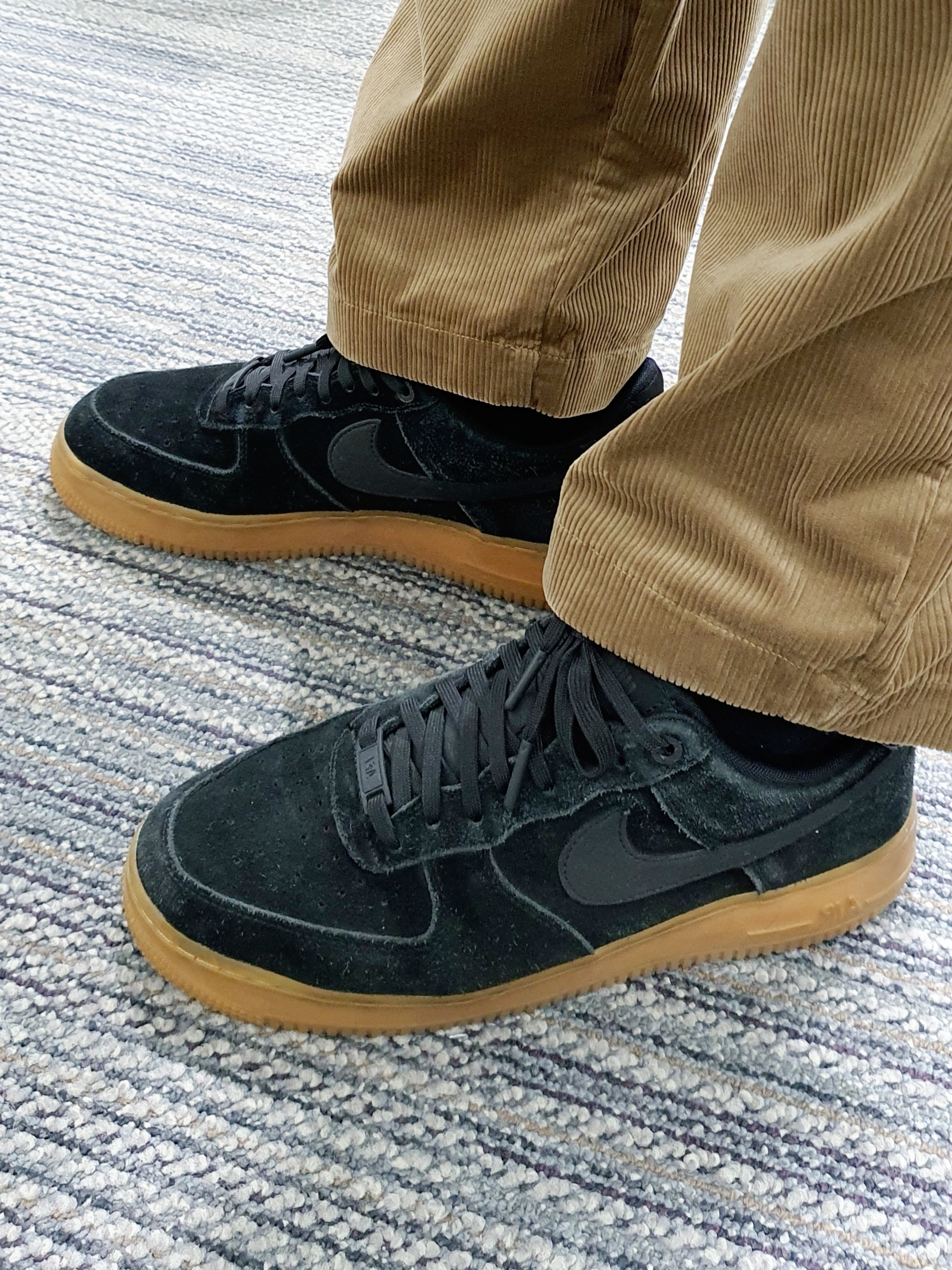 Nike Air Force 1 '07 LV8 Suede Black Gum 착용 스타일 - 5