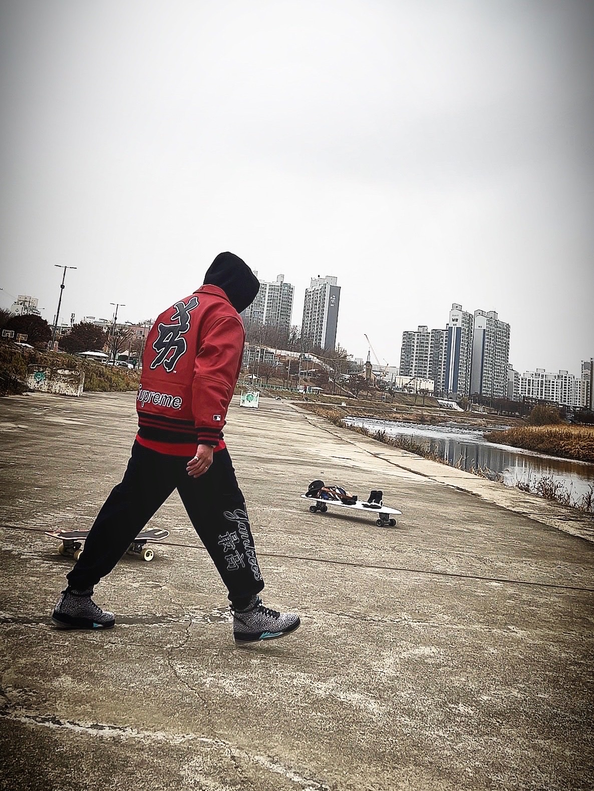 Supreme x MLB Kanji Teams Lightweight Balaclava Yankees Red - 22FW, Supreme x MLB Kanji Teams Lightweight Balaclava White Sox Black - 22FW 착용 스타일 - 1