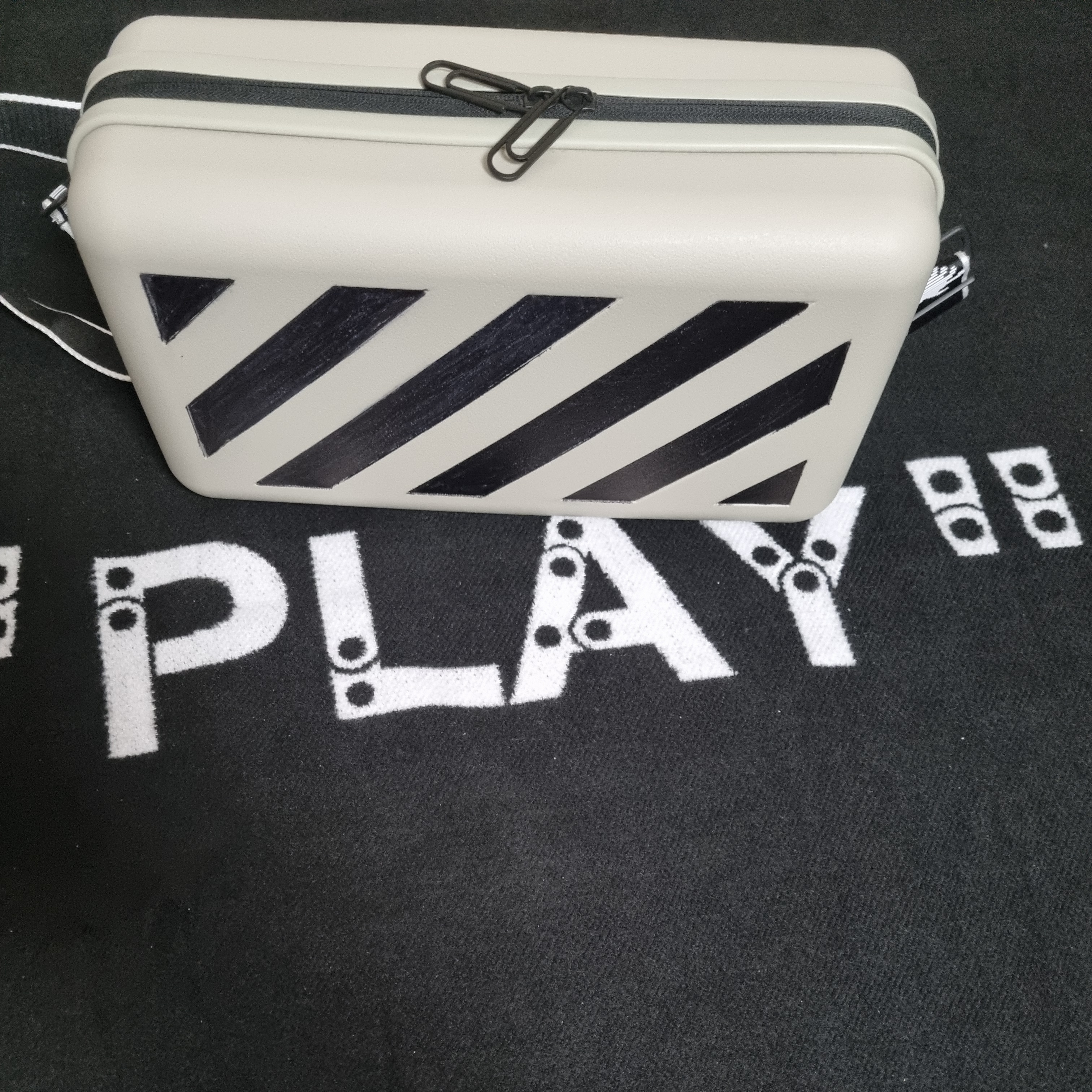 Off-White x Amore Pacific Protection Box (Without Cosmetics), Off-White x Amore Pacific Play Kit 착용 스타일