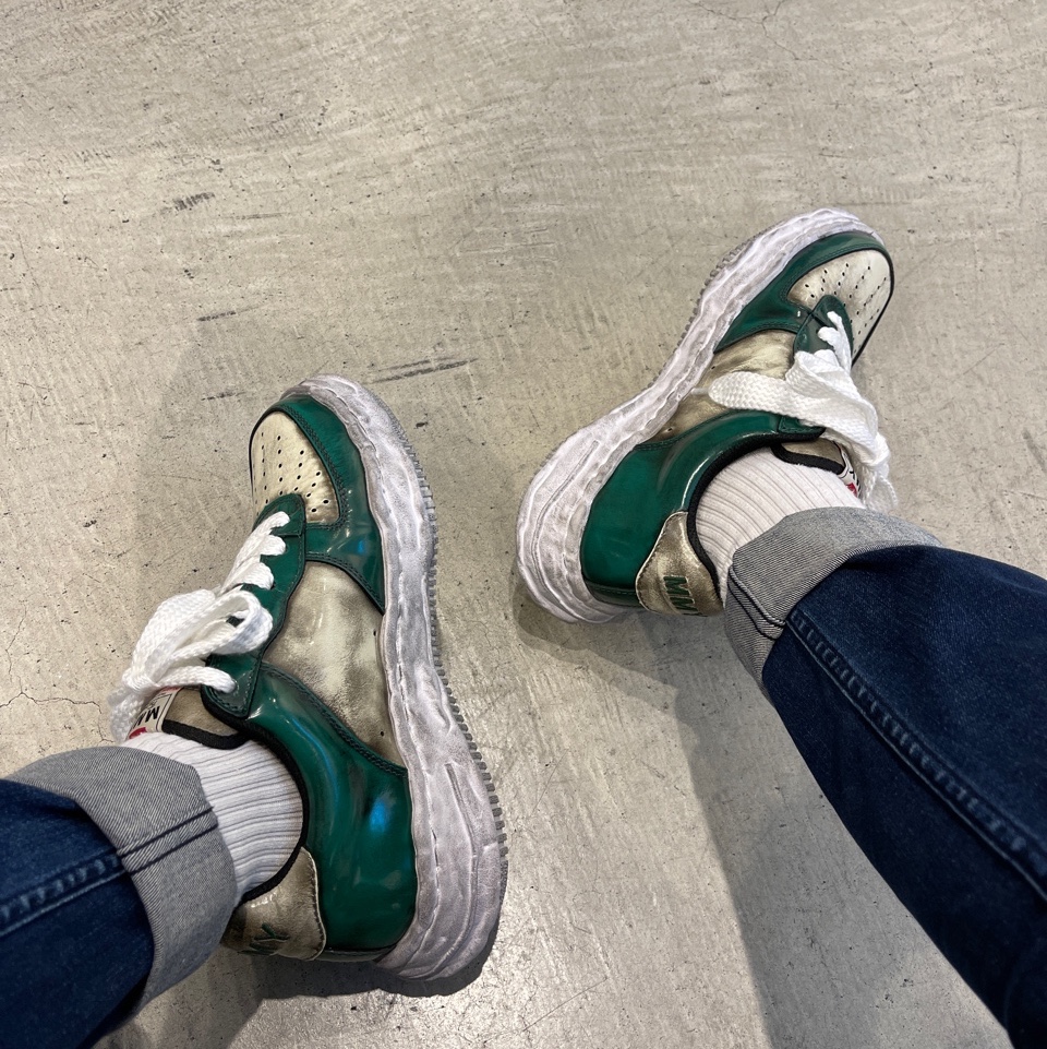 Maison Mihara Yasuhiro Wayne OG Sole Brushed Patent Low-top Sneakers Green 착용 스타일