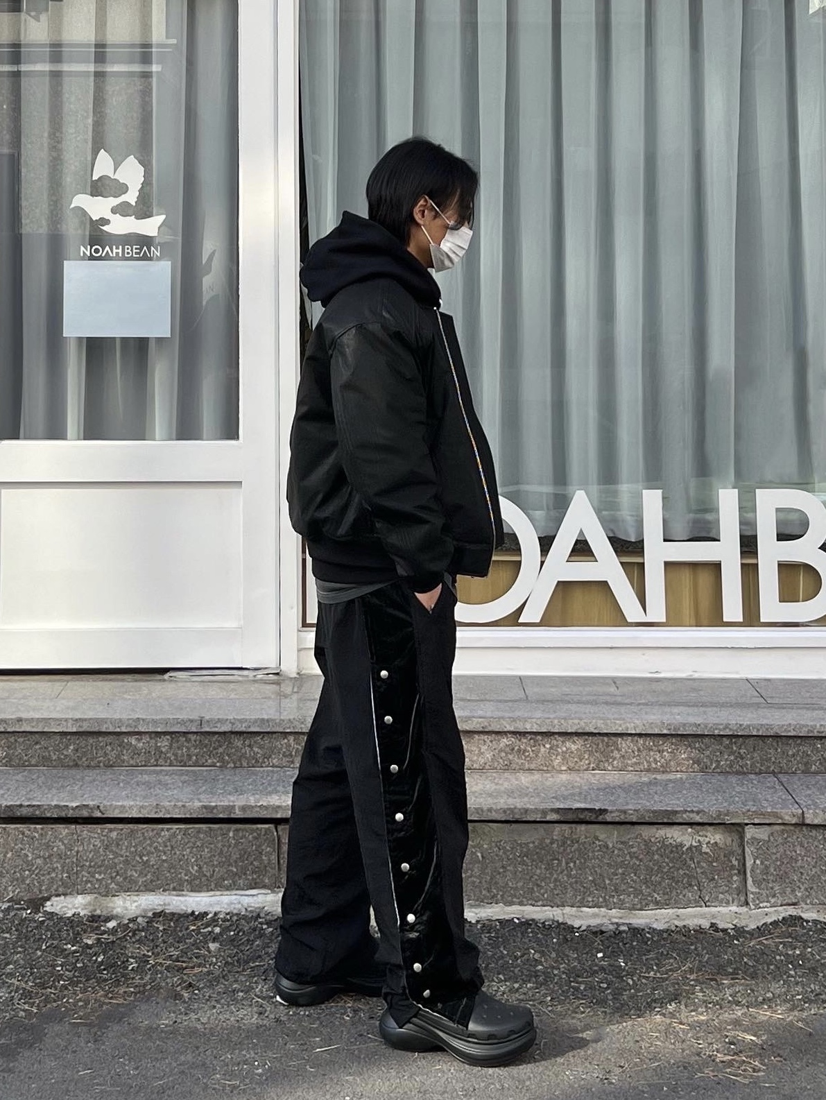Nike NRG Solo Swoosh Full Zip Hoodie Black - Asia, Balenciaga x Crocs Rubber Boot Black 착용 스타일 - 2