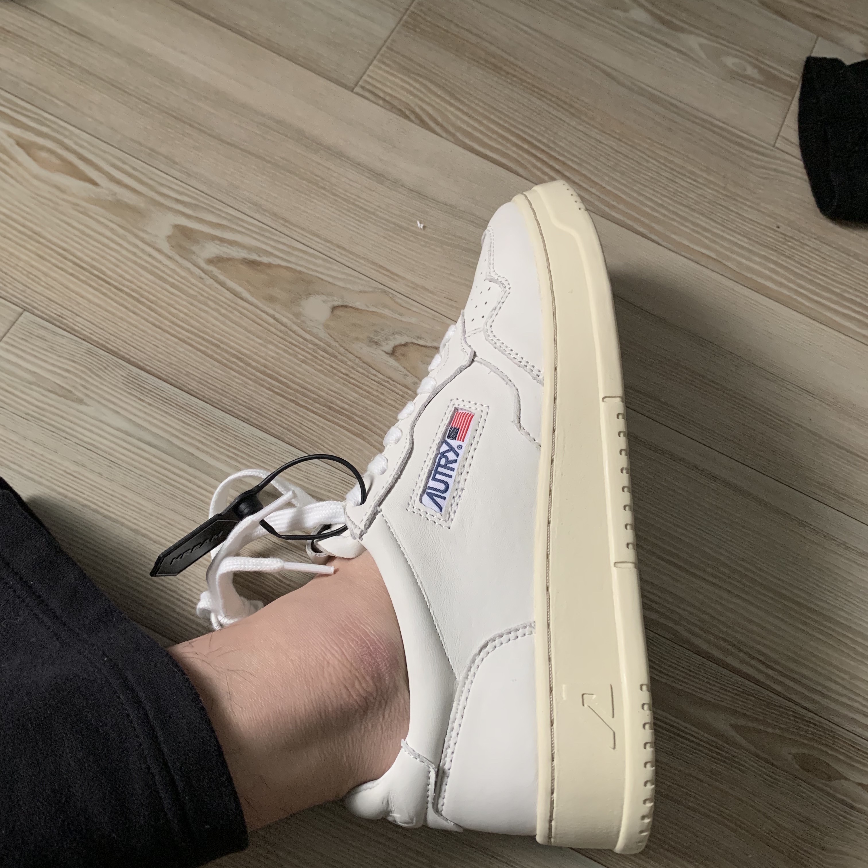 Autry Medalist Low Goatskin Sneakers White 착용 스타일 - 3
