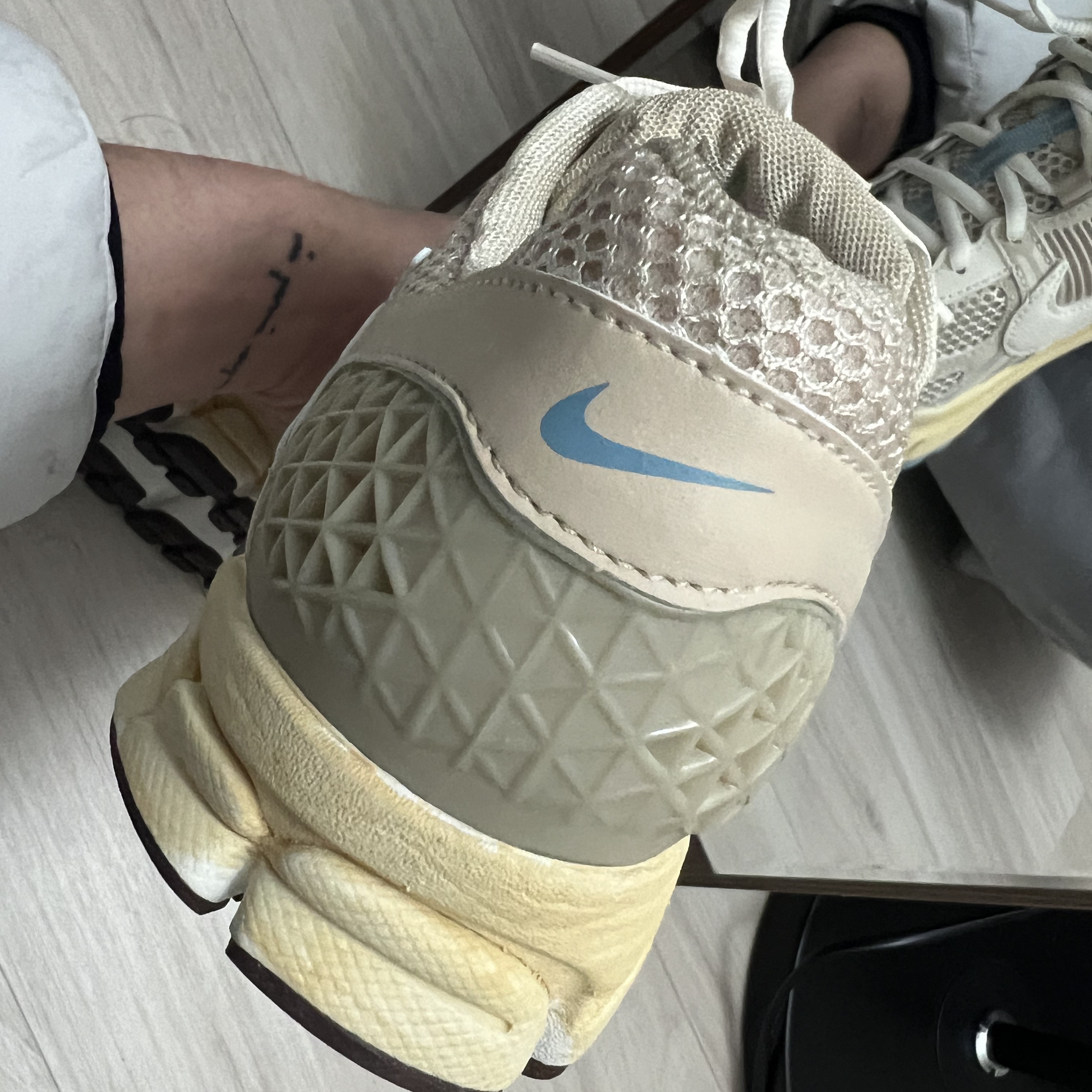 (W) Nike Zoom Vomero 5 Oatmeal 착용 스타일 - 4