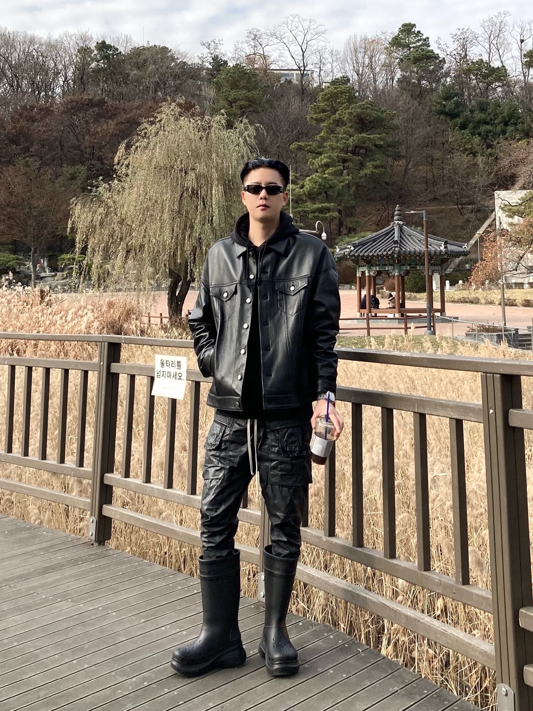 Balenciaga x Crocs Rubber Boot Black 착용 스타일