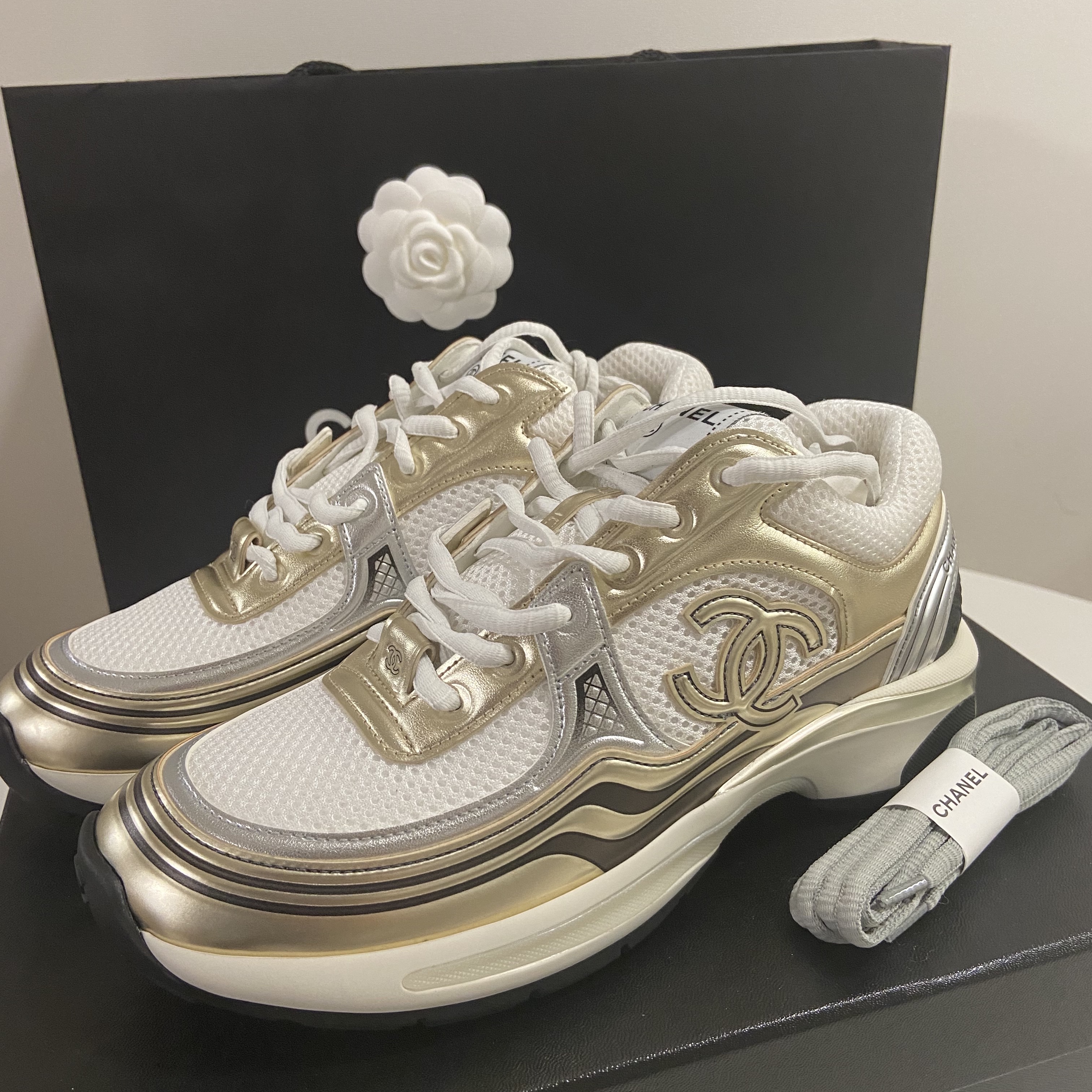 (W) Chanel Sneakers Fabric Laminated & White Gold Silver 착용 스타일 - 1