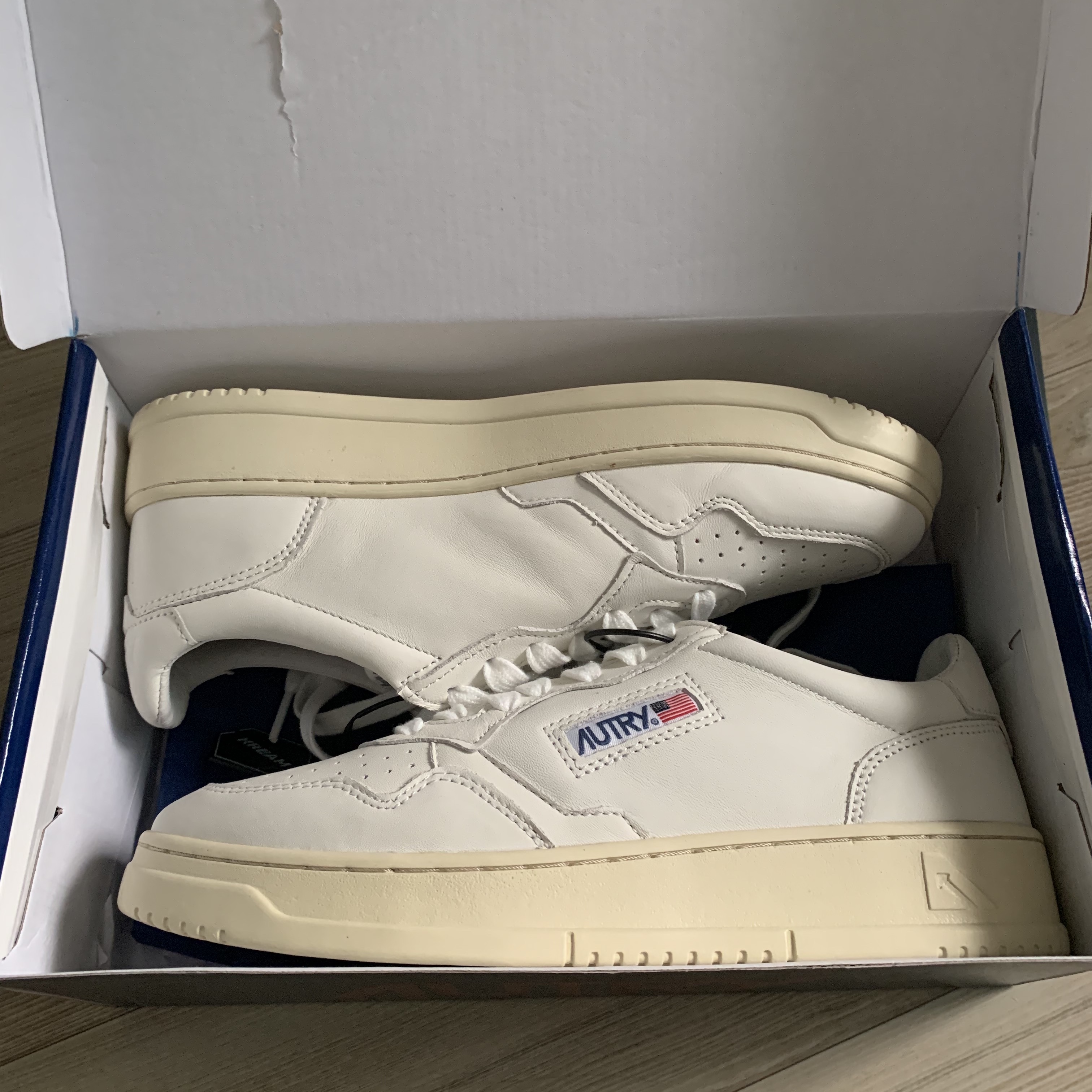 Autry Medalist Low Goatskin Sneakers White 착용 스타일 - 2