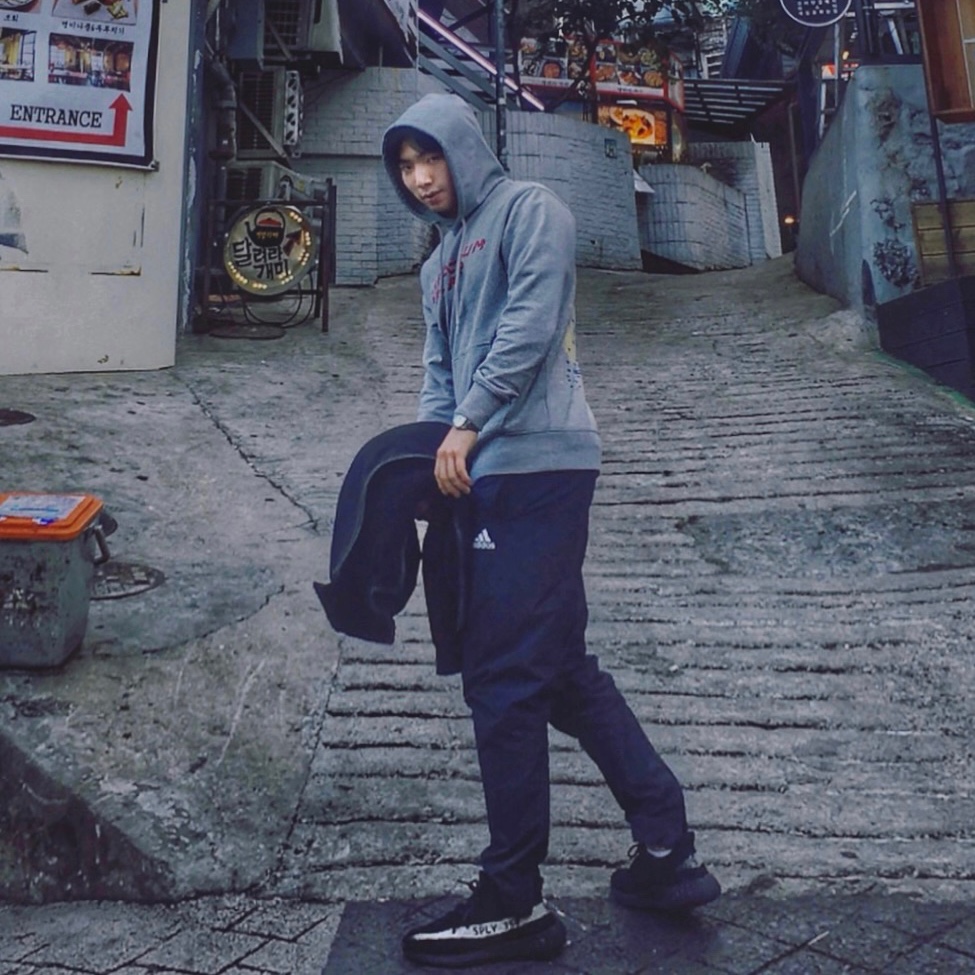 Adidas Yeezy Boost 350 V2 Core Black White 2016 착용 스타일