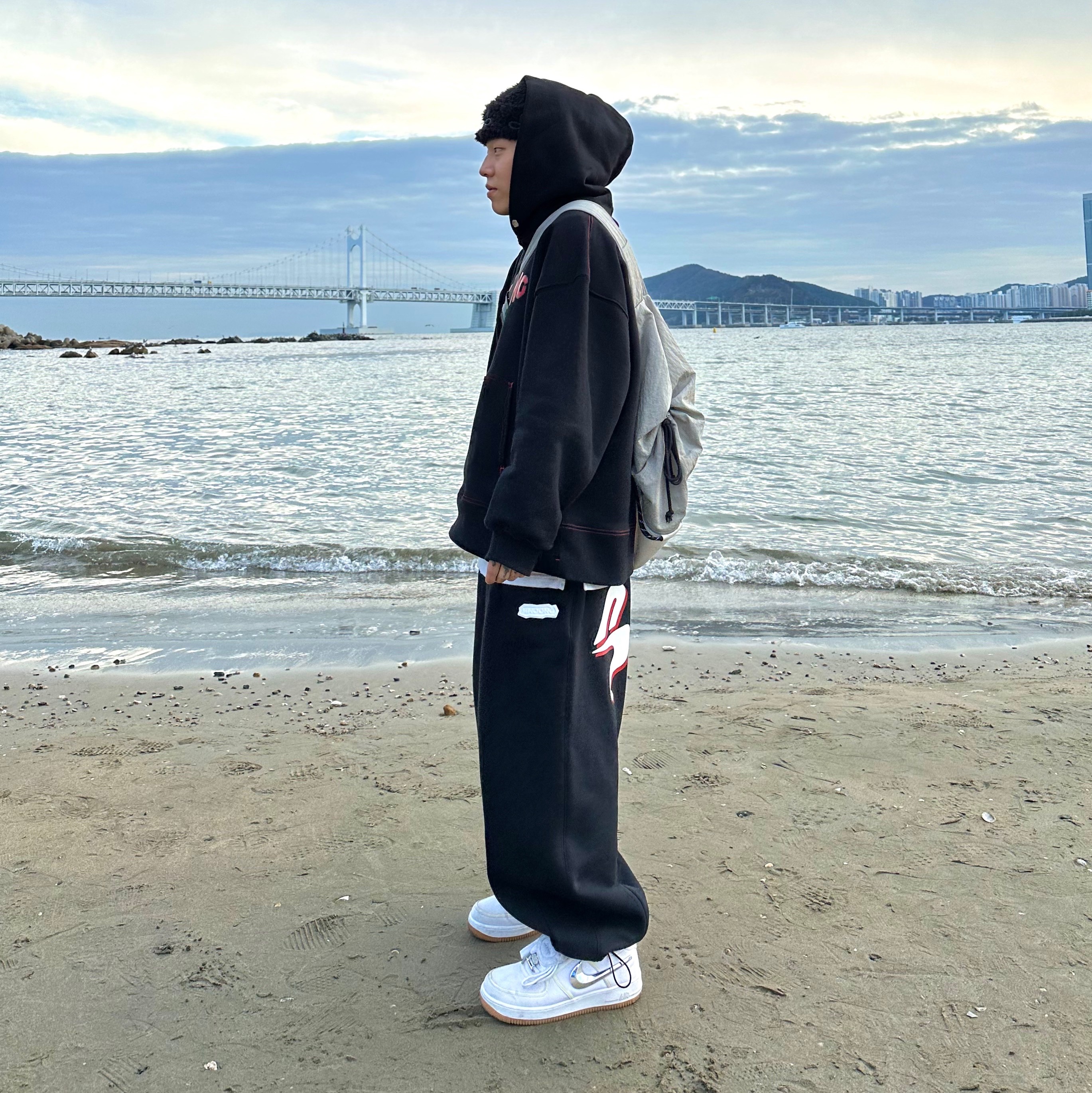 Nike x Travis Scott Air Force 1 Low Sail 착용 스타일 - 3