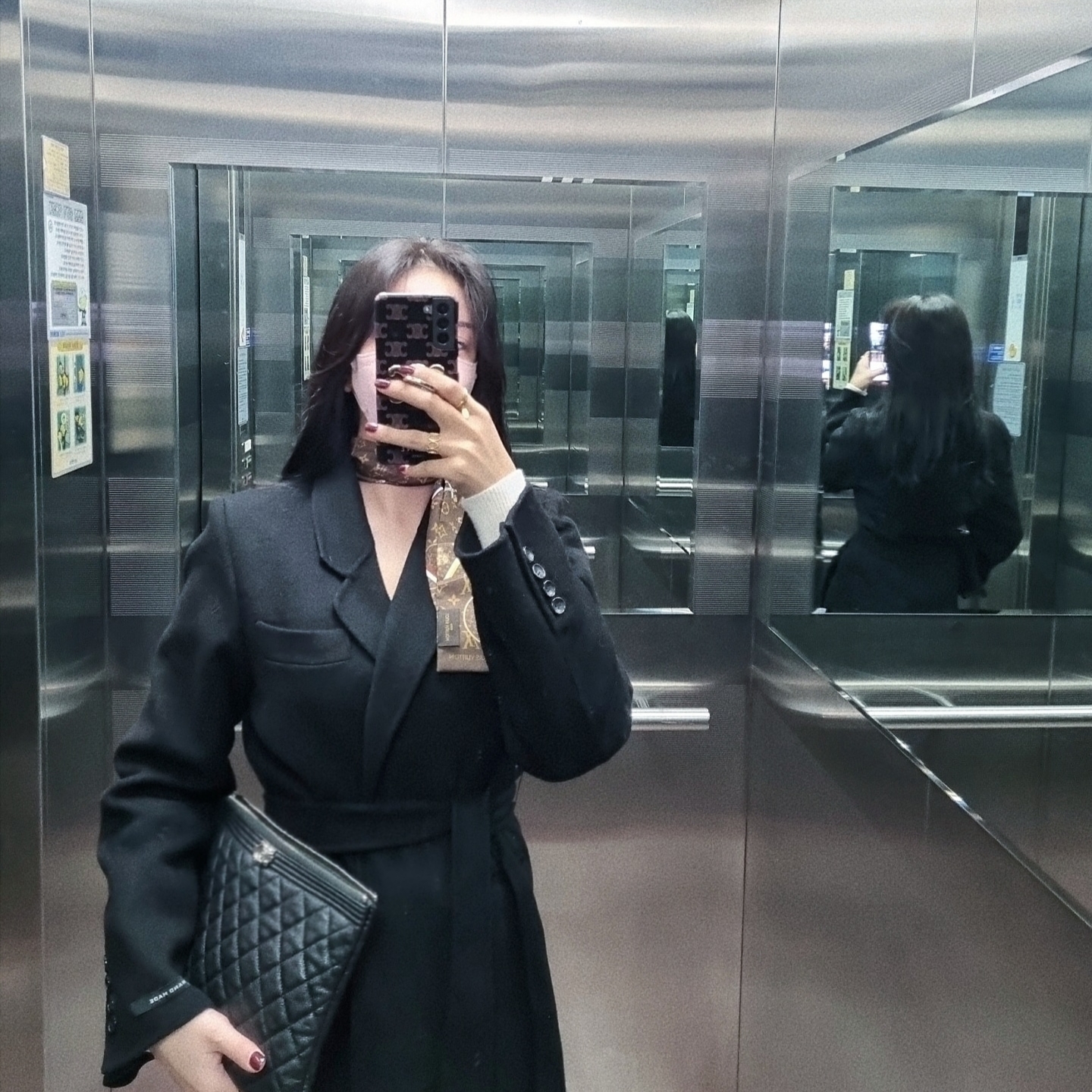 Chanel Large Boy Chanel Pouch Lambskin & Gold Black, (W) Louis Vuitton Catgram Bandeau Scarf Brown 착용 스타일