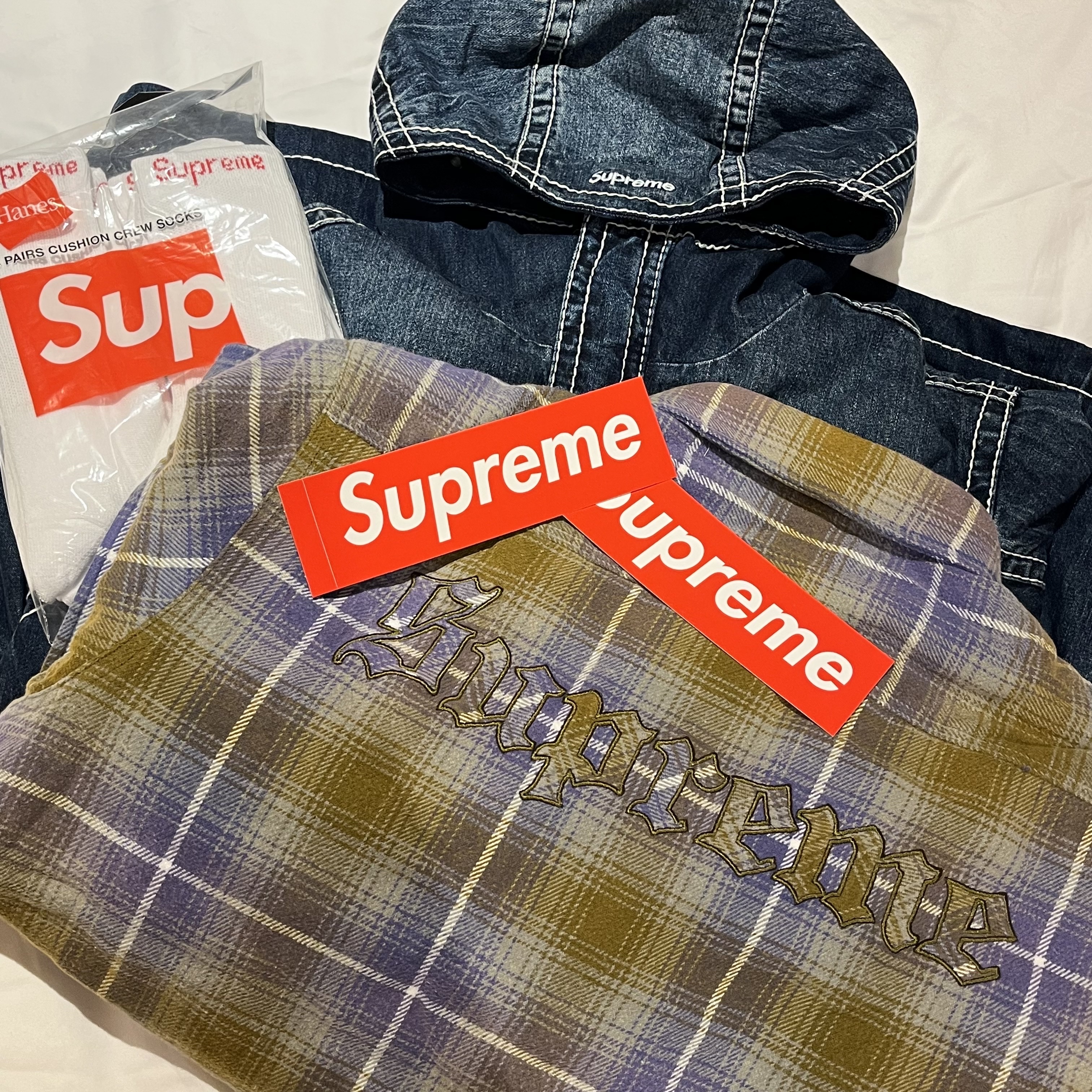 Supreme Hanes Crew Socks White (4 Pack), Supreme x True Religion Gore-Tex Shell Jacket Denim - 22FW 착용 스타일