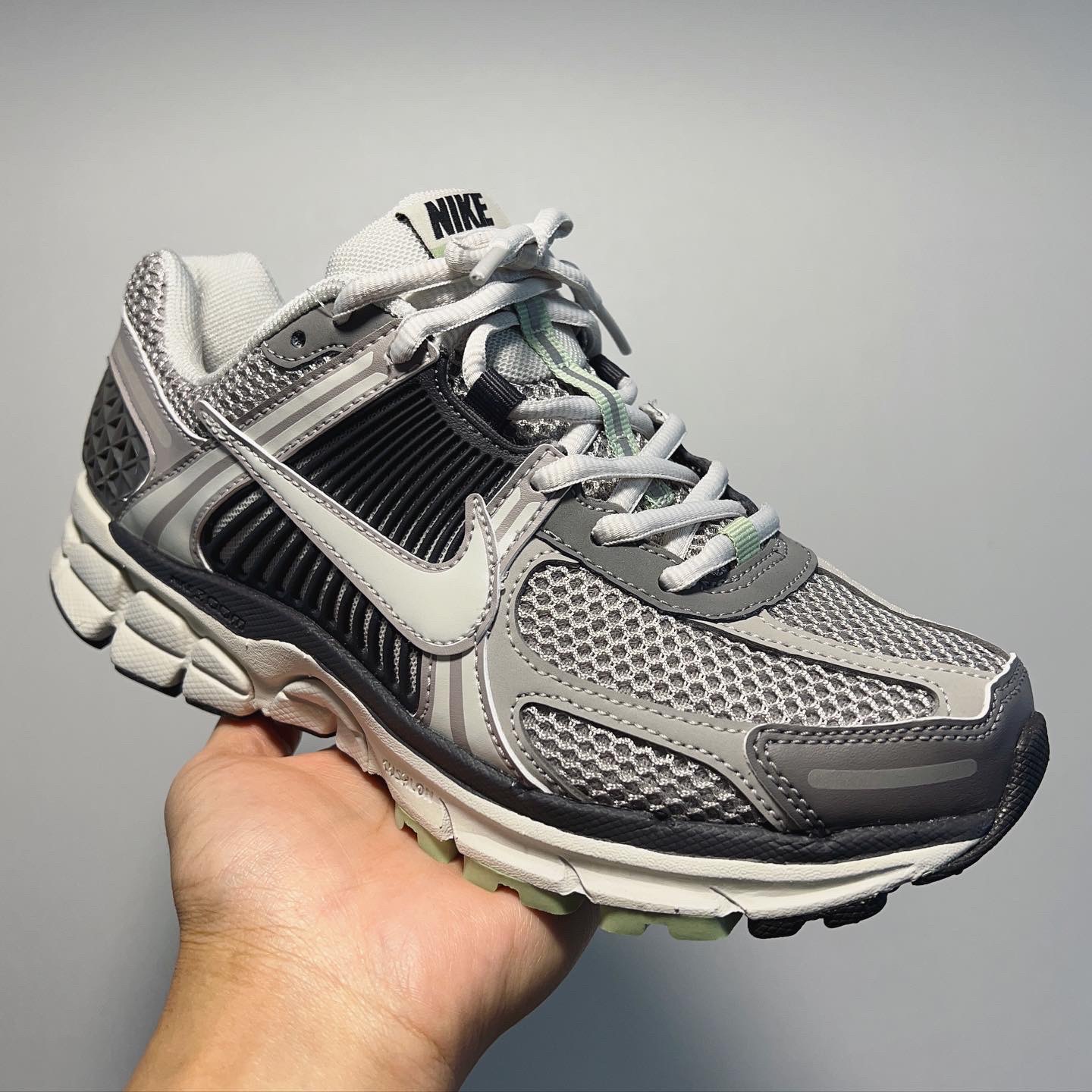 (W) Nike Zoom Vomero 5 Cobblestone and Flat Pewter 착용 스타일 - 3