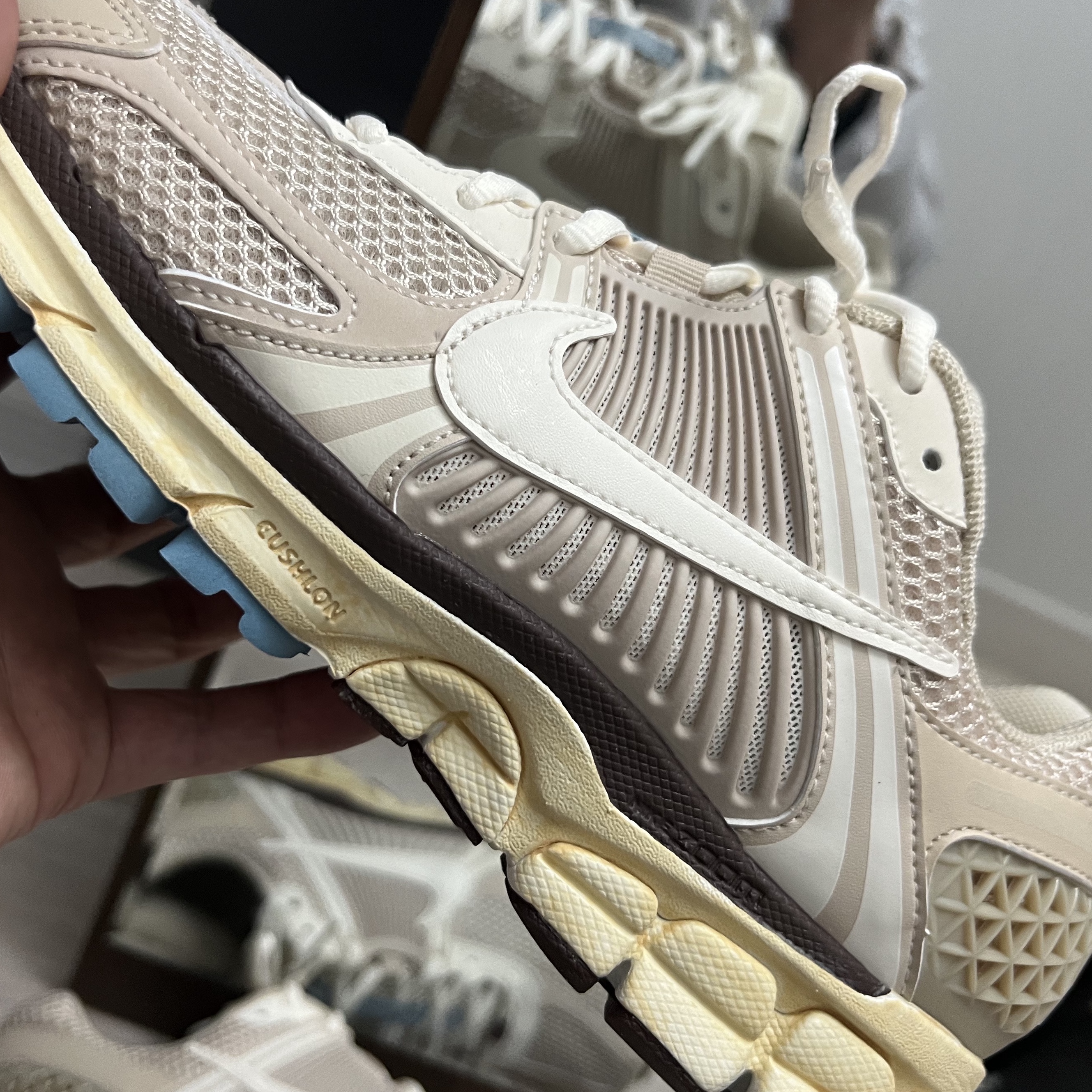 (W) Nike Zoom Vomero 5 Oatmeal 착용 스타일 - 2