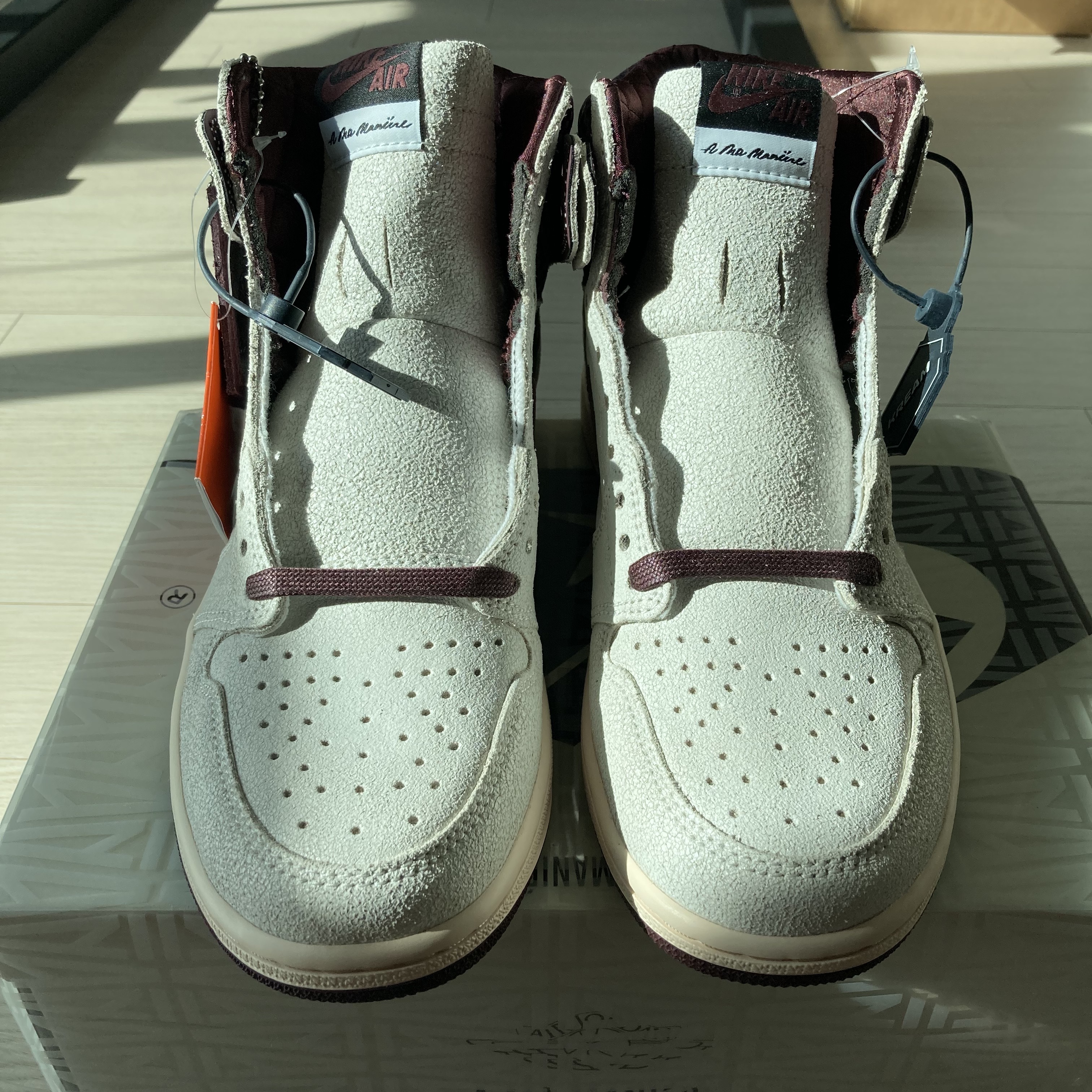 Jordan 1 x A Ma Maniere Retro High OG SP Sail and Burgundy 착용 스타일 - 1