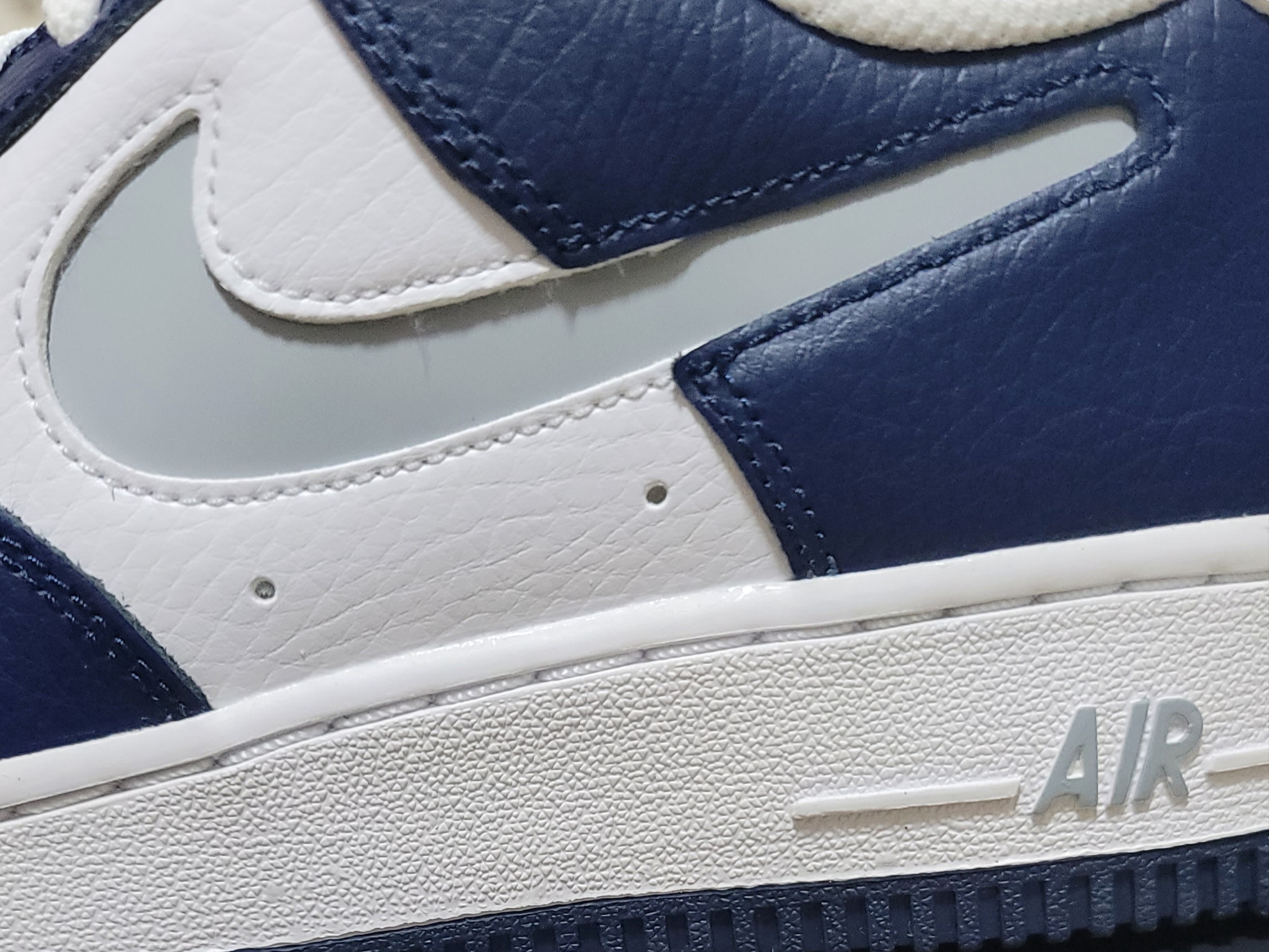 Nike Air Force 1 '07 Cut Out Swoosh Midnight Navy 착용 스타일