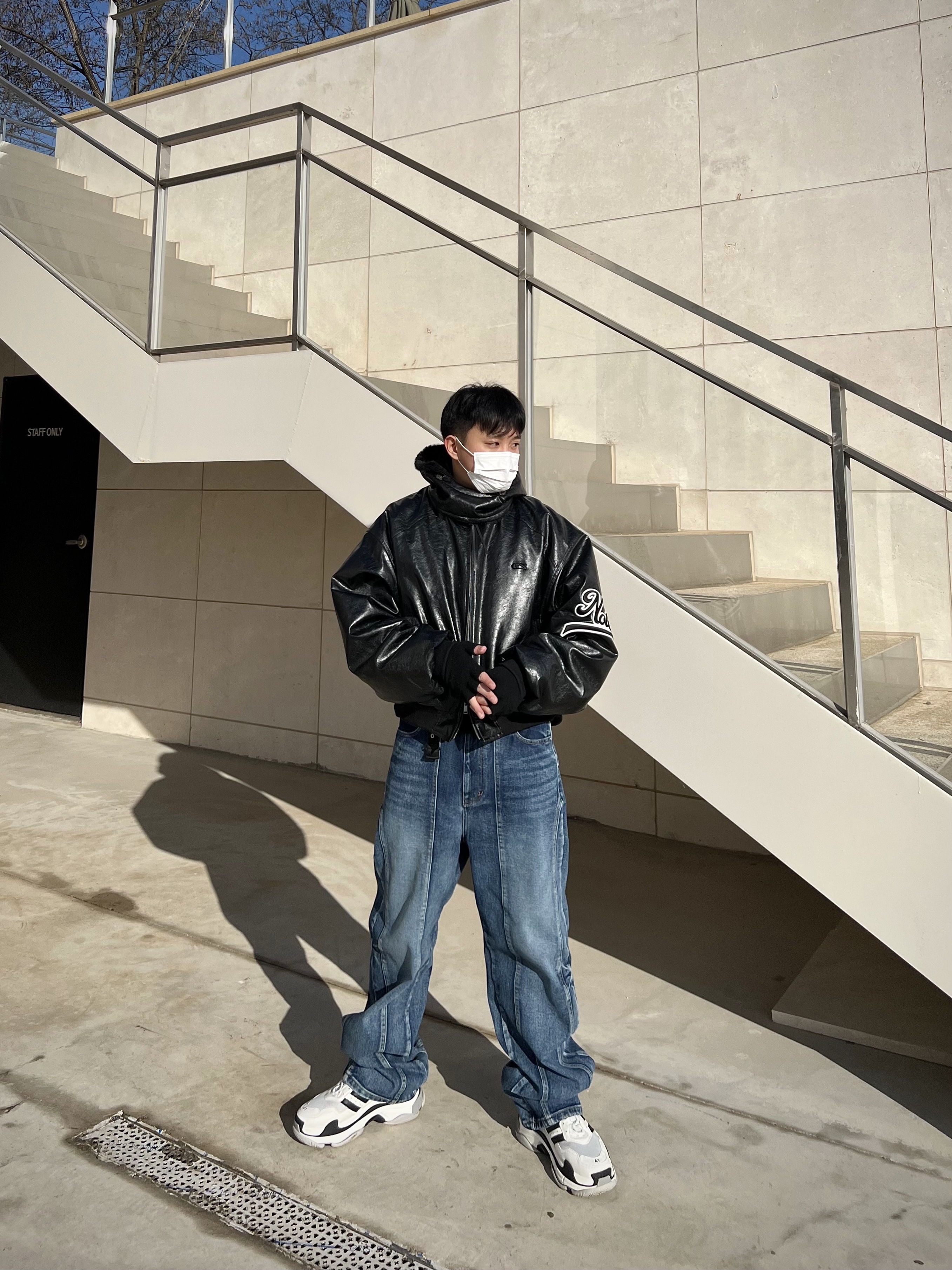 Balenciaga x Adidas Triple S Sneakers White Black 착용 스타일 - 2